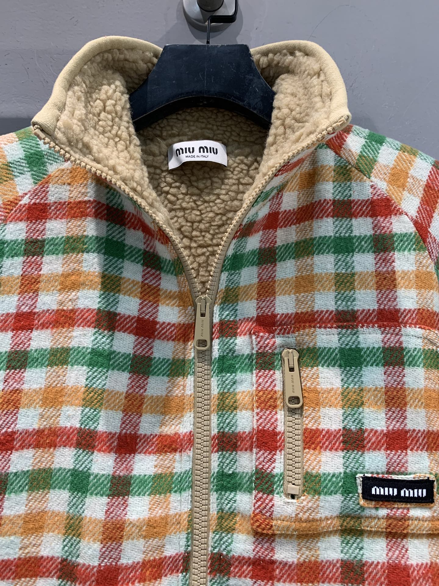 新款🔥出货啦📢 Miumi*2025秋冬新款复古时髦彩色格纹羊羔毛外套，复古格纹+羊羔毛内里，温暖又时髦