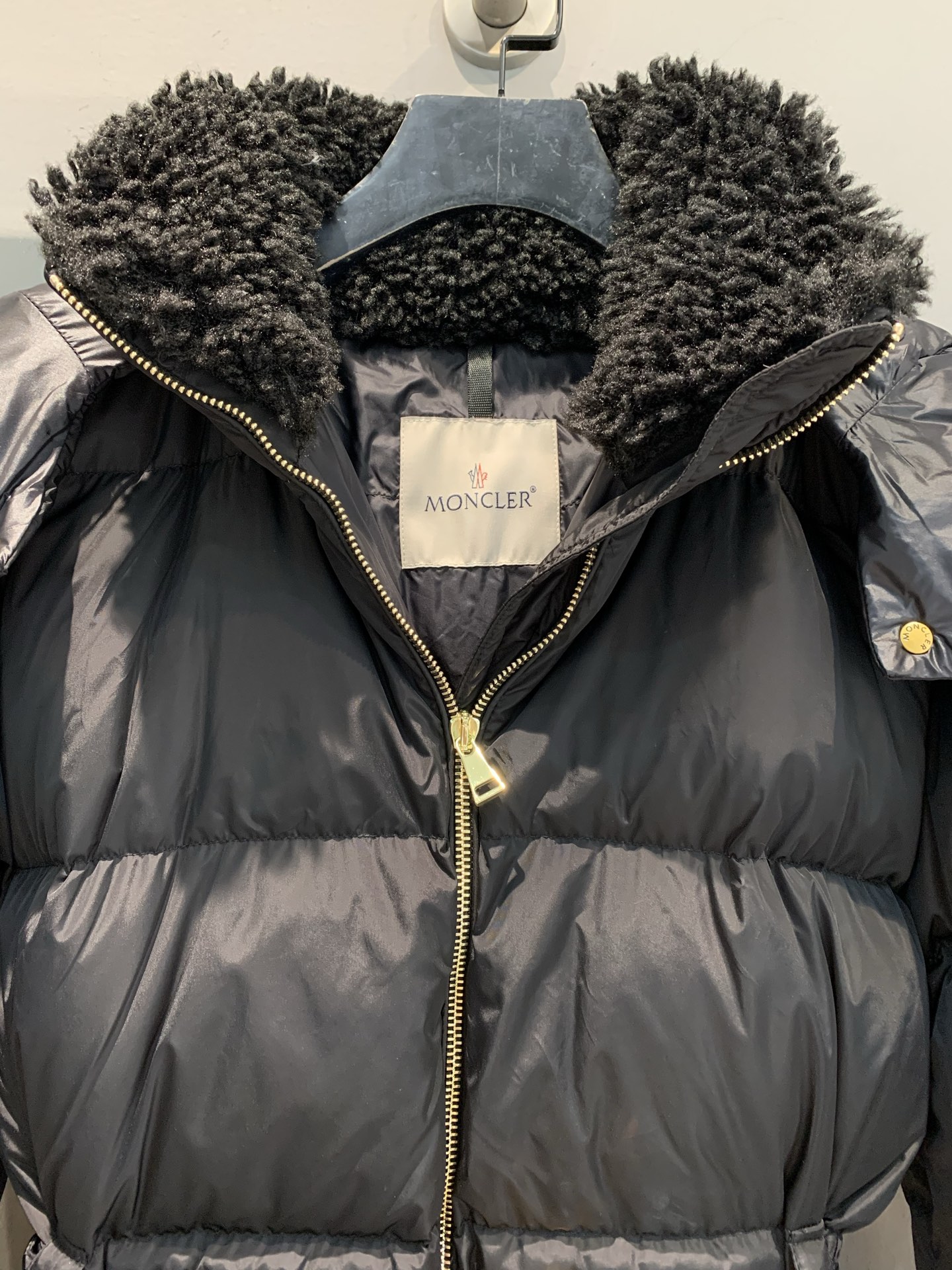 新款🔥出货啦📢 Moncle*2025秋冬新款Briant系列收腰连帽长款羽绒服，雾面材质+高品质鹅绒填