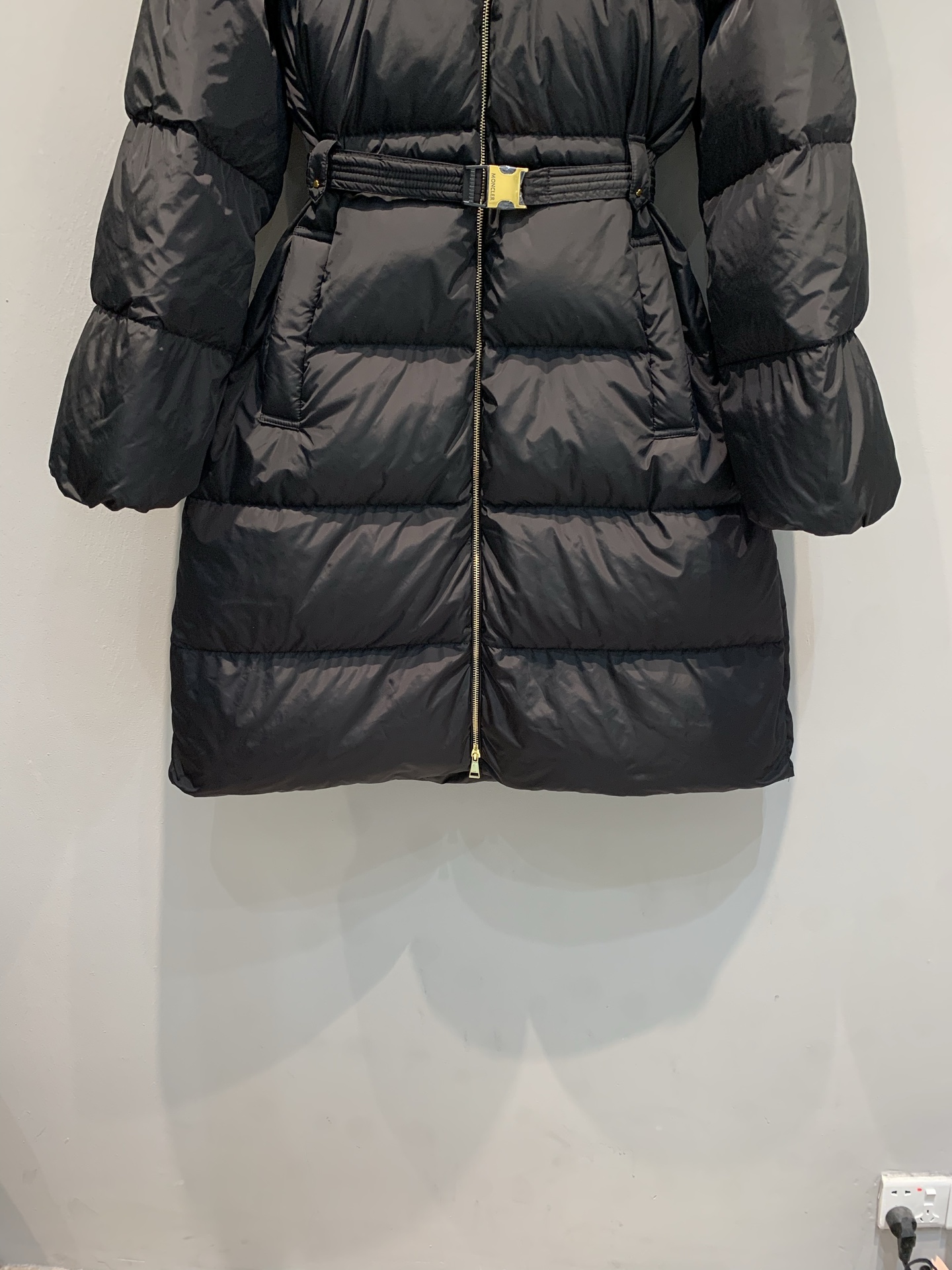 新款🔥出货啦📢 Moncle*2025秋冬新款Briant系列收腰连帽长款羽绒服，雾面材质+高品质鹅绒填