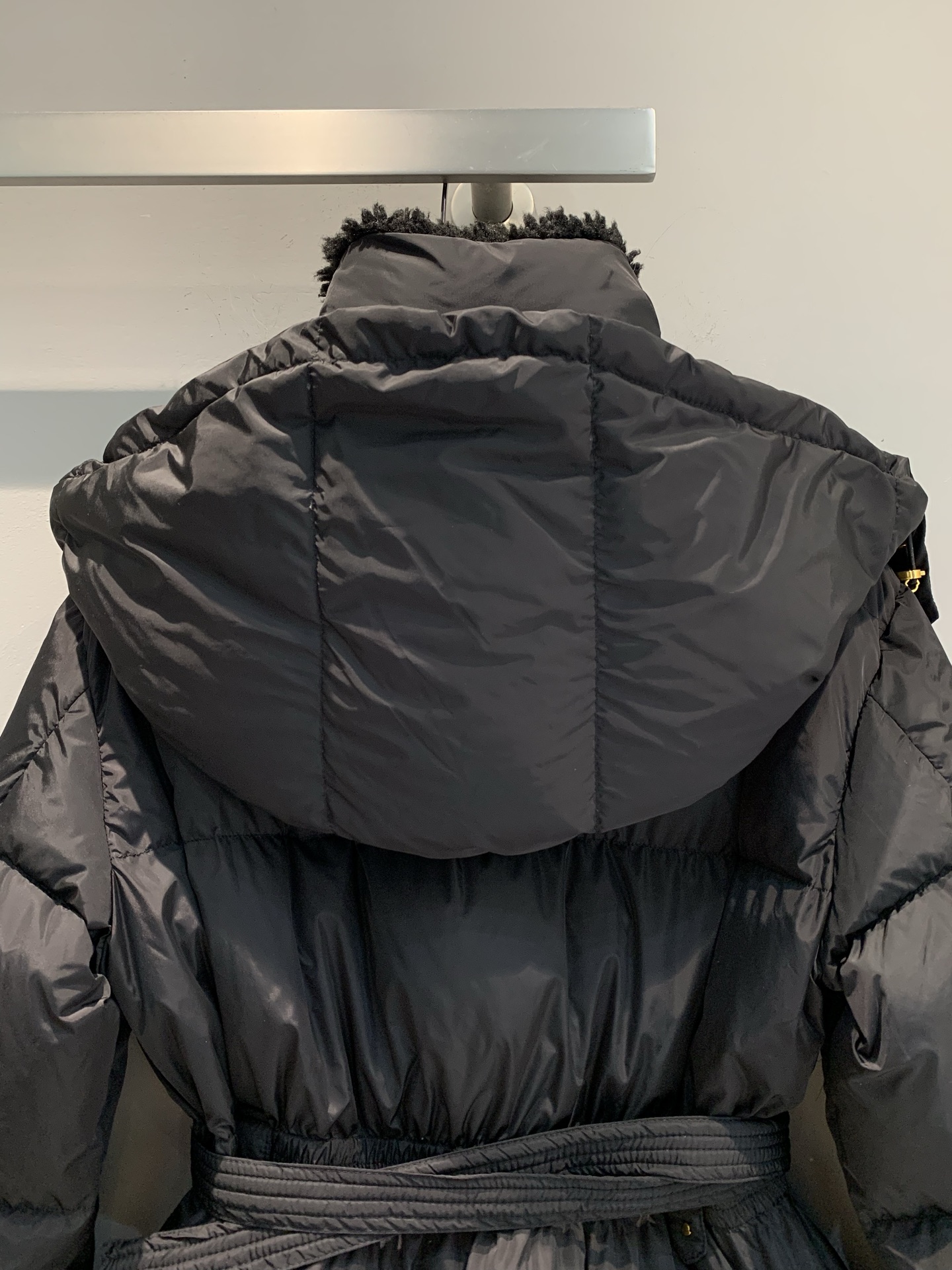 新款🔥出货啦📢 Moncle*2025秋冬新款Briant系列收腰连帽长款羽绒服，雾面材质+高品质鹅绒填