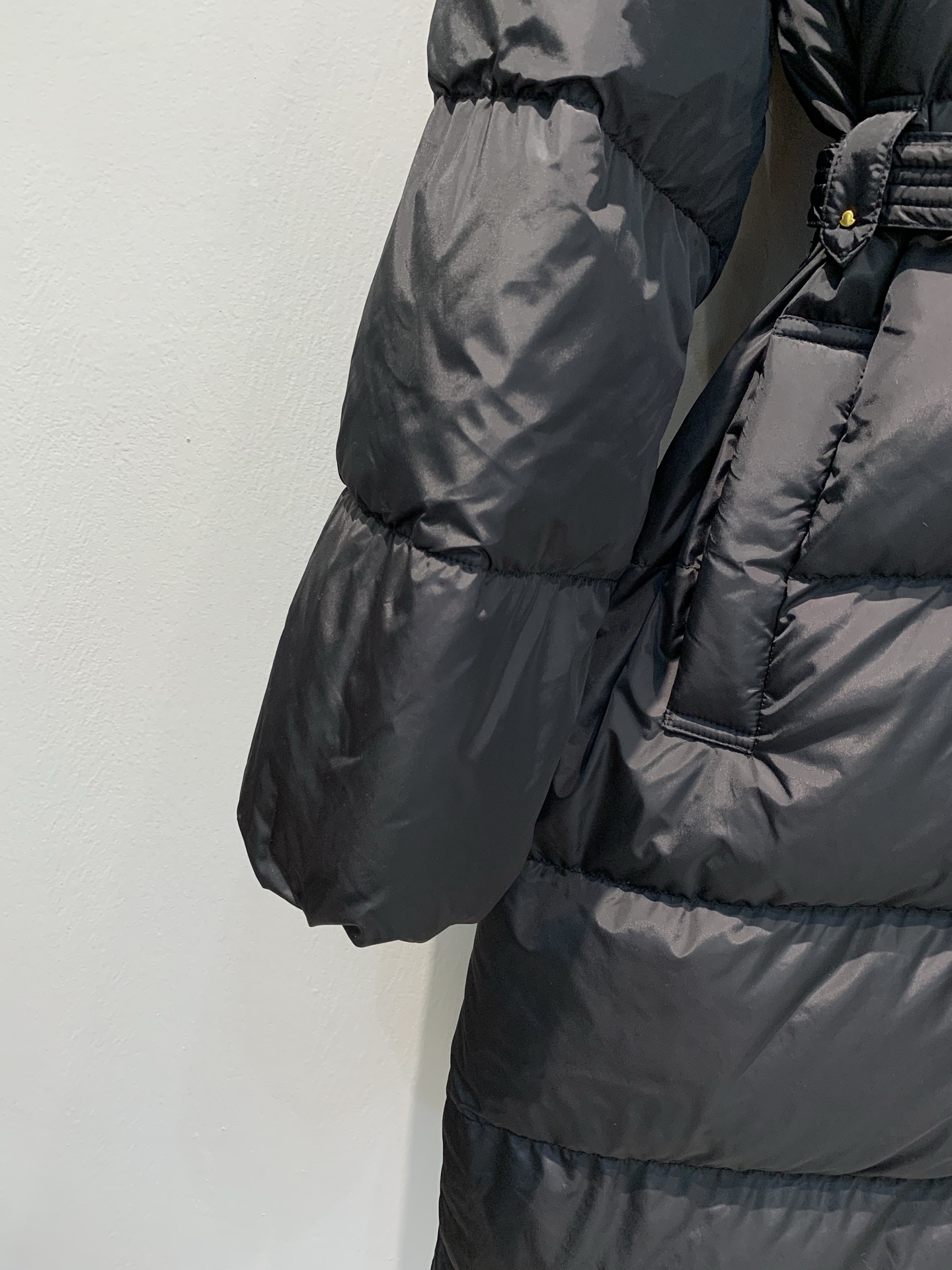 新款🔥出货啦📢 Moncle*2025秋冬新款Briant系列收腰连帽长款羽绒服，雾面材质+高品质鹅绒填