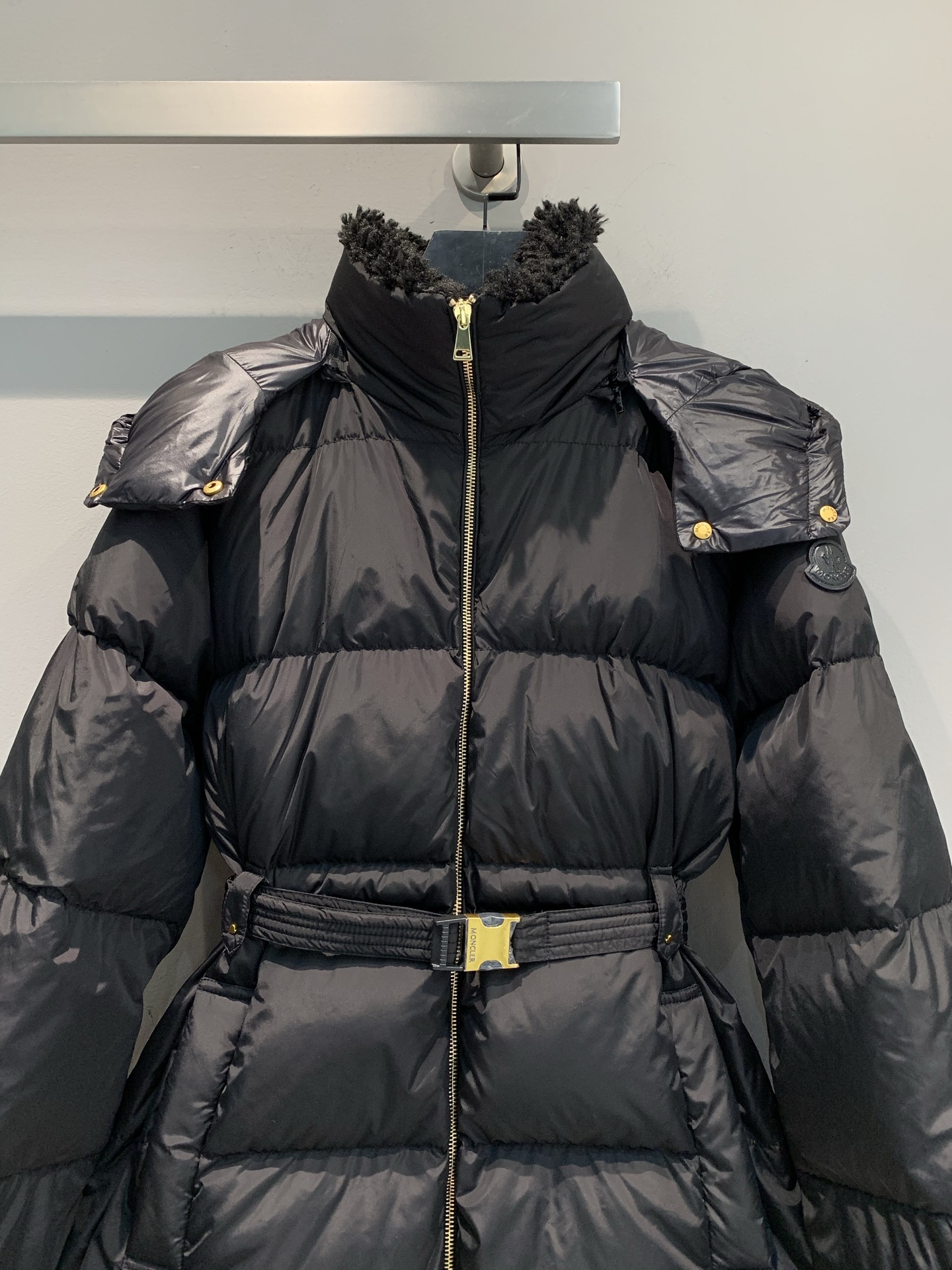 新款🔥出货啦📢 Moncle*2025秋冬新款Briant系列收腰连帽长款羽绒服，雾面材质+高品质鹅绒填