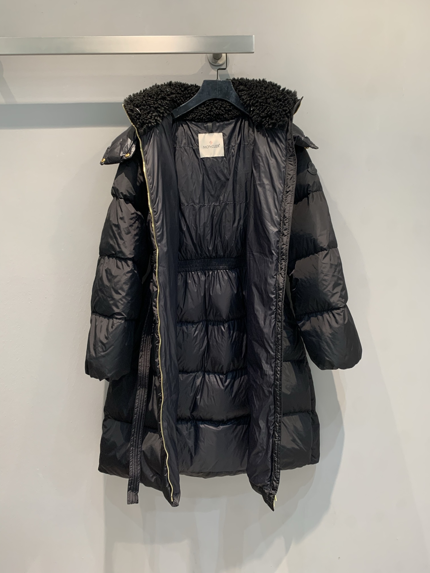 新款🔥出货啦📢 Moncle*2025秋冬新款Briant系列收腰连帽长款羽绒服，雾面材质+高品质鹅绒填