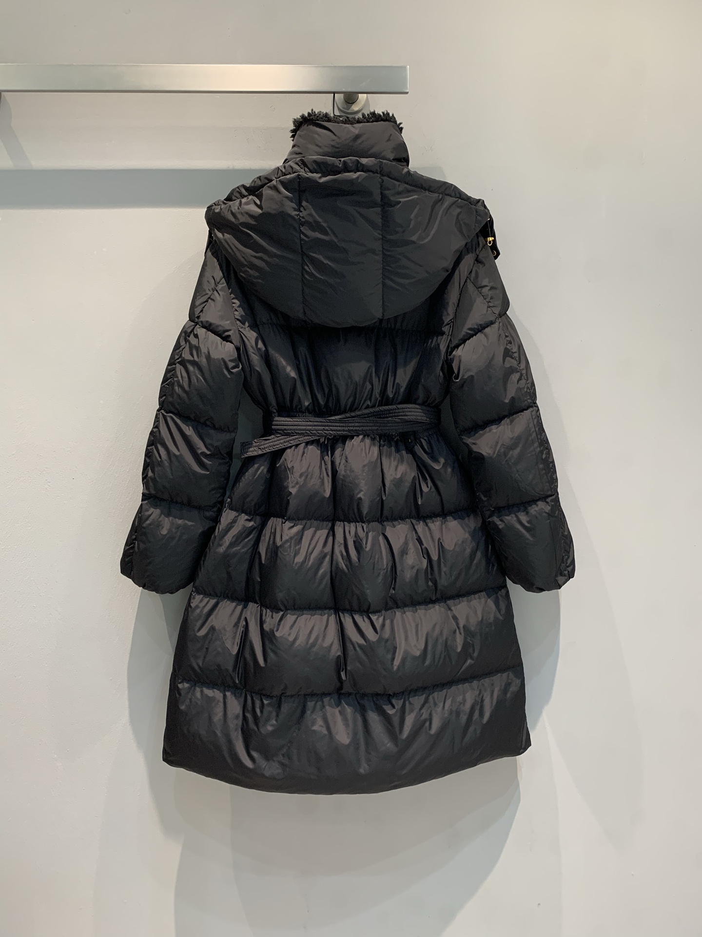 新款🔥出货啦📢 Moncle*2025秋冬新款Briant系列收腰连帽长款羽绒服，雾面材质+高品质鹅绒填