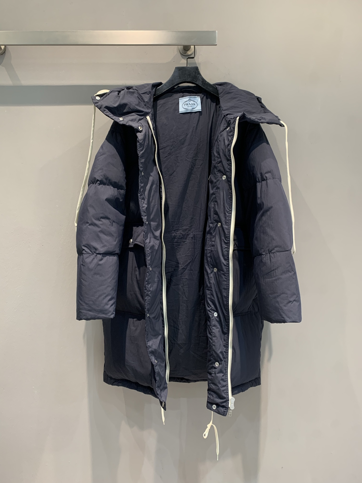 新款🔥出货啦📢 PradA*2025秋冬新款抽绳连帽大口袋羽绒服，填充高品质白鹅绒，保暖又轻盈，冬天穿超