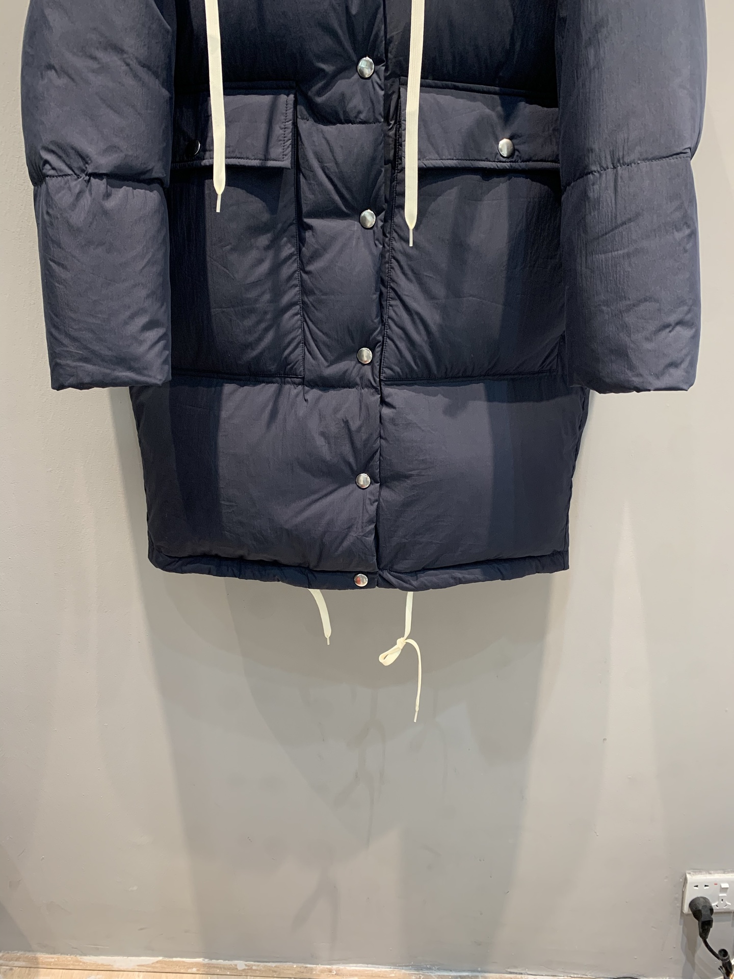 新款🔥出货啦📢 PradA*2025秋冬新款抽绳连帽大口袋羽绒服，填充高品质白鹅绒，保暖又轻盈，冬天穿超