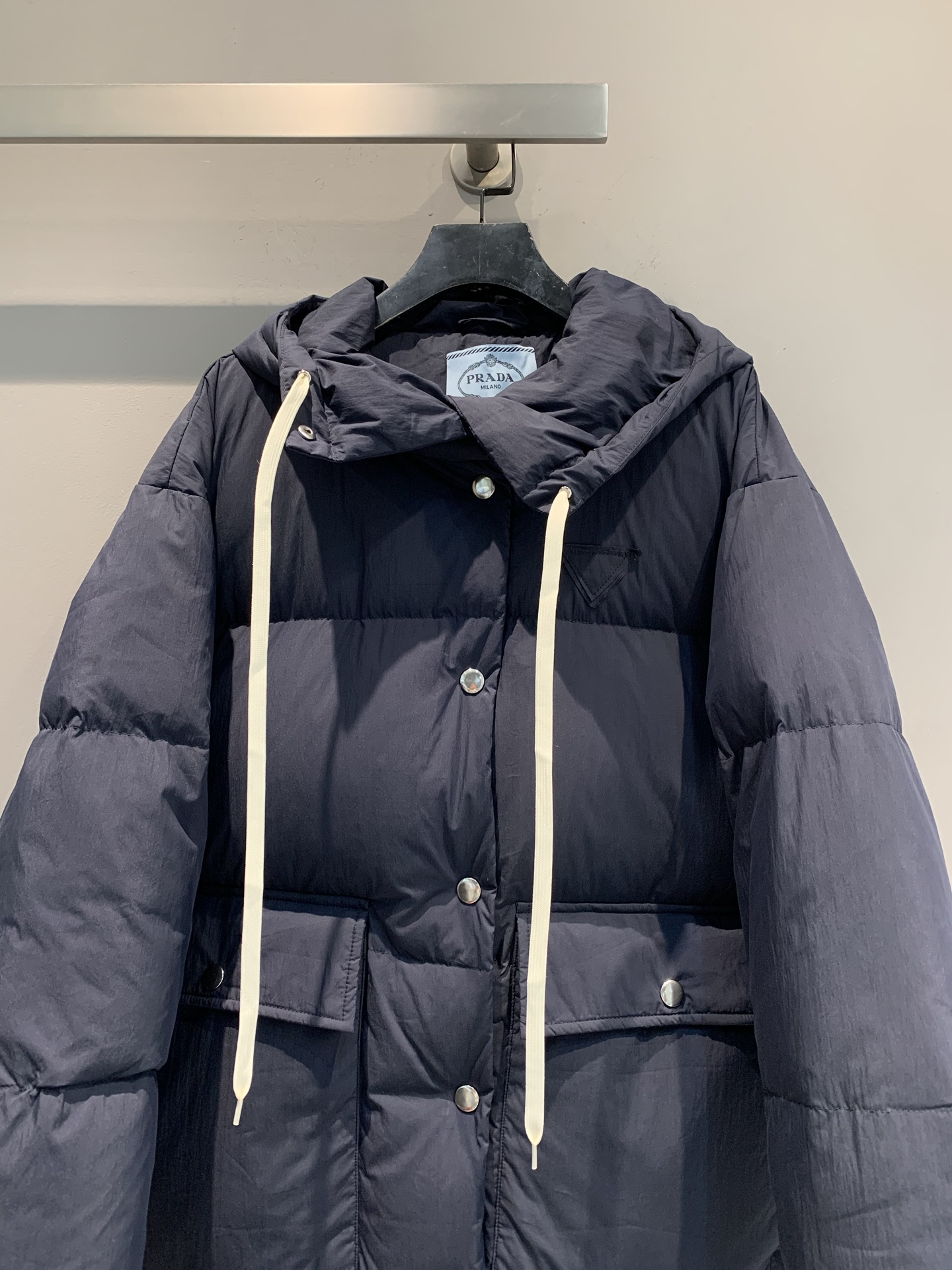 新款🔥出货啦📢 PradA*2025秋冬新款抽绳连帽大口袋羽绒服，填充高品质白鹅绒，保暖又轻盈，冬天穿超