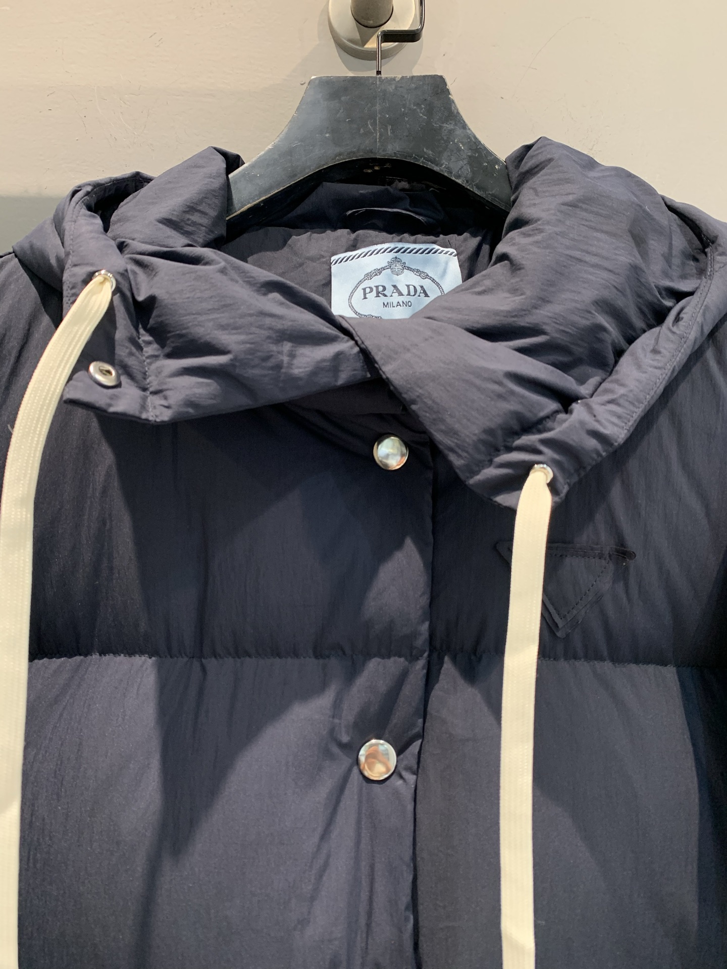 新款🔥出货啦📢 PradA*2025秋冬新款抽绳连帽大口袋羽绒服，填充高品质白鹅绒，保暖又轻盈，冬天穿超