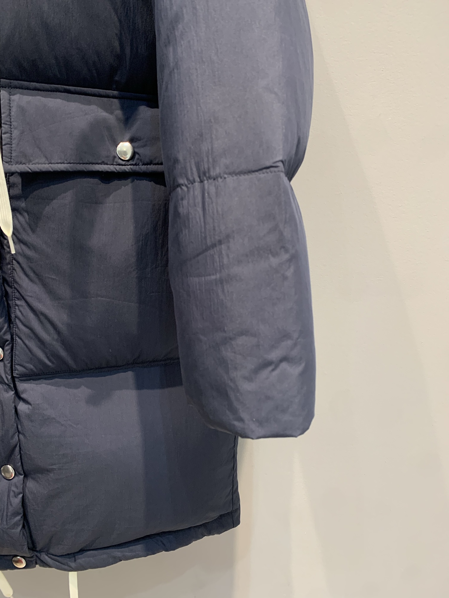 新款🔥出货啦📢 PradA*2025秋冬新款抽绳连帽大口袋羽绒服，填充高品质白鹅绒，保暖又轻盈，冬天穿超