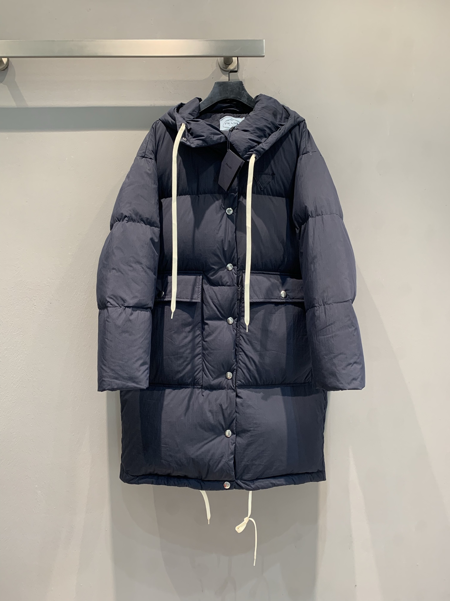 新款🔥出货啦📢 PradA*2025秋冬新款抽绳连帽大口袋羽绒服，填充高品质白鹅绒，保暖又轻盈，冬天穿超