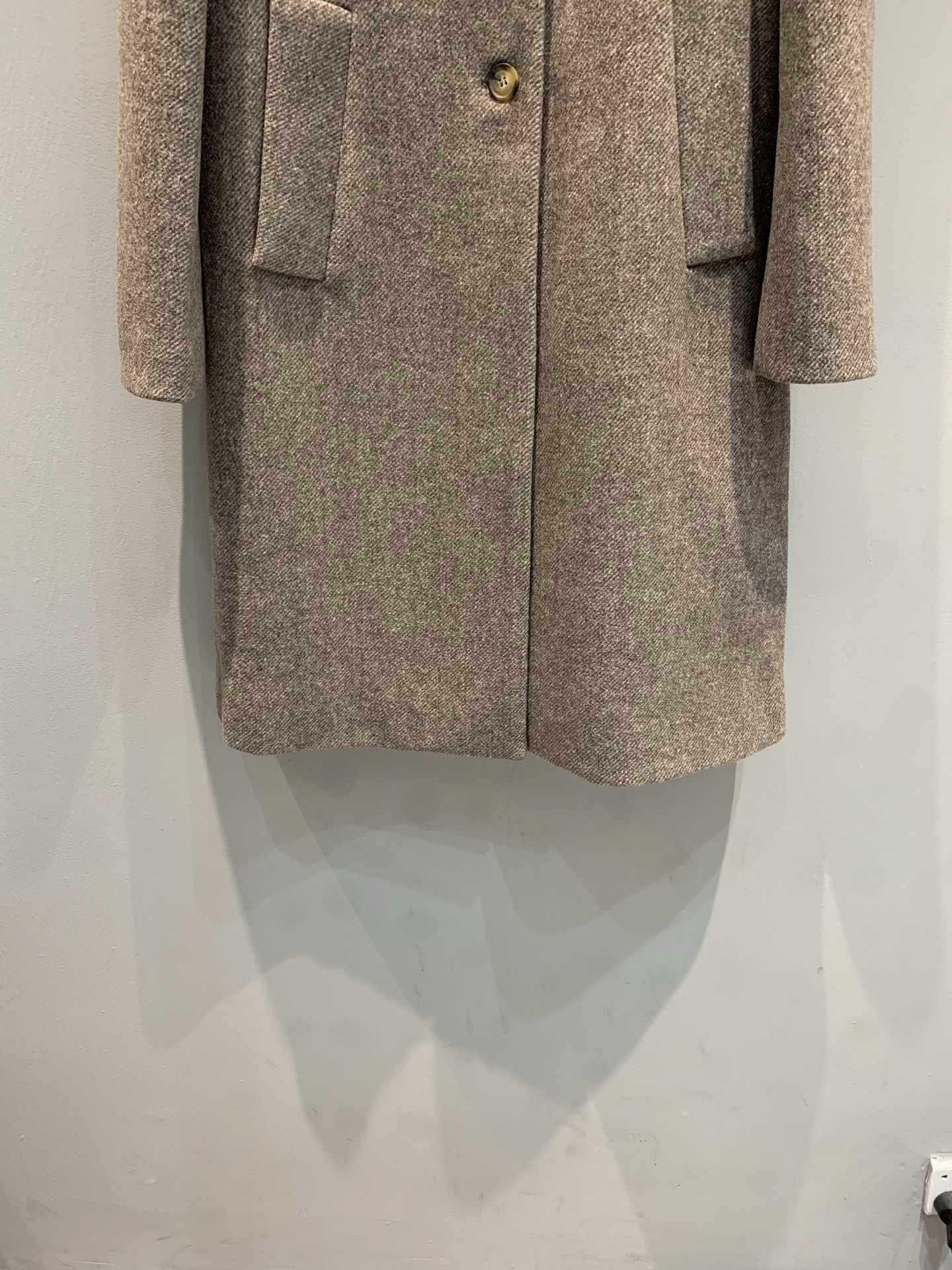 新款🔥出货啦📢 Miumi*2025秋冬新款复古时髦绵羊毛圆领大衣，复古风设计，绵羊毛材质轻便又保暖，秋