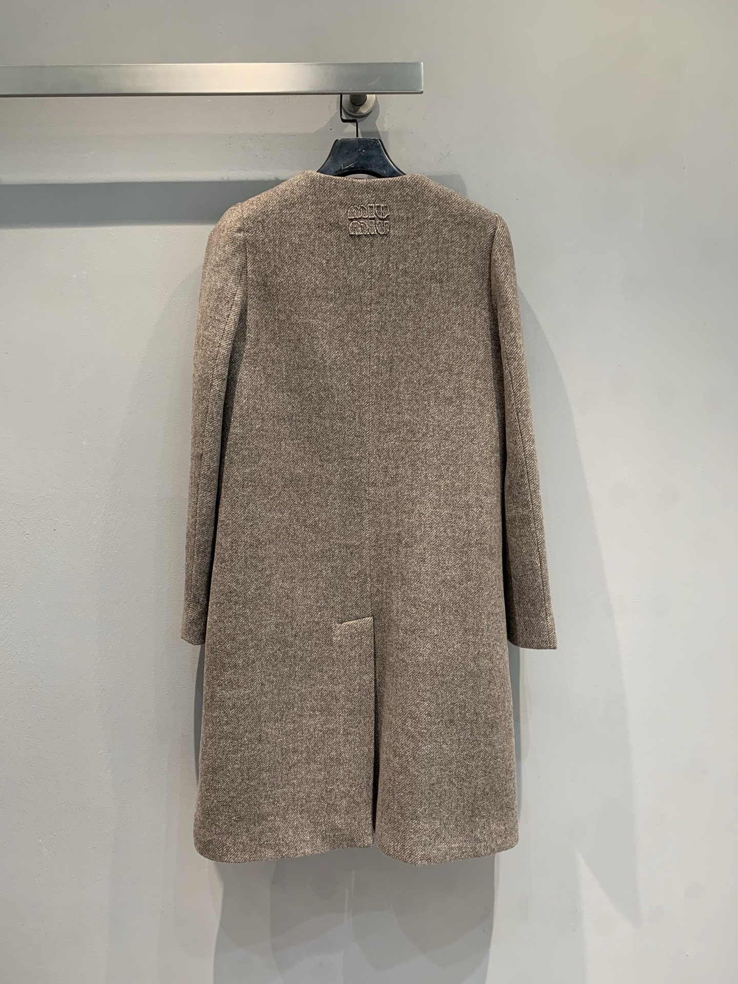 新款🔥出货啦📢 Miumi*2025秋冬新款复古时髦绵羊毛圆领大衣，复古风设计，绵羊毛材质轻便又保暖，秋