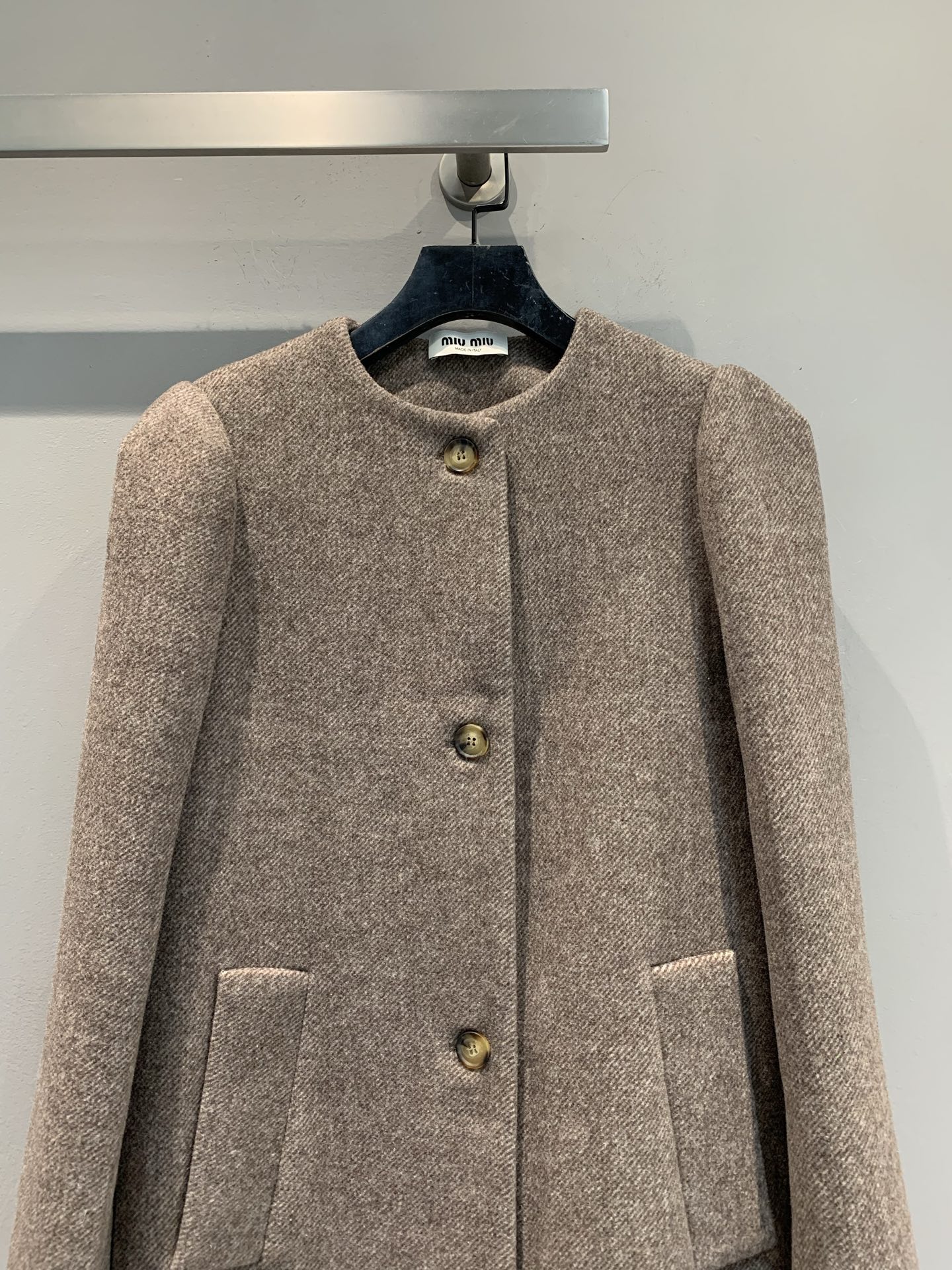 新款🔥出货啦📢 Miumi*2025秋冬新款复古时髦绵羊毛圆领大衣，复古风设计，绵羊毛材质轻便又保暖，秋