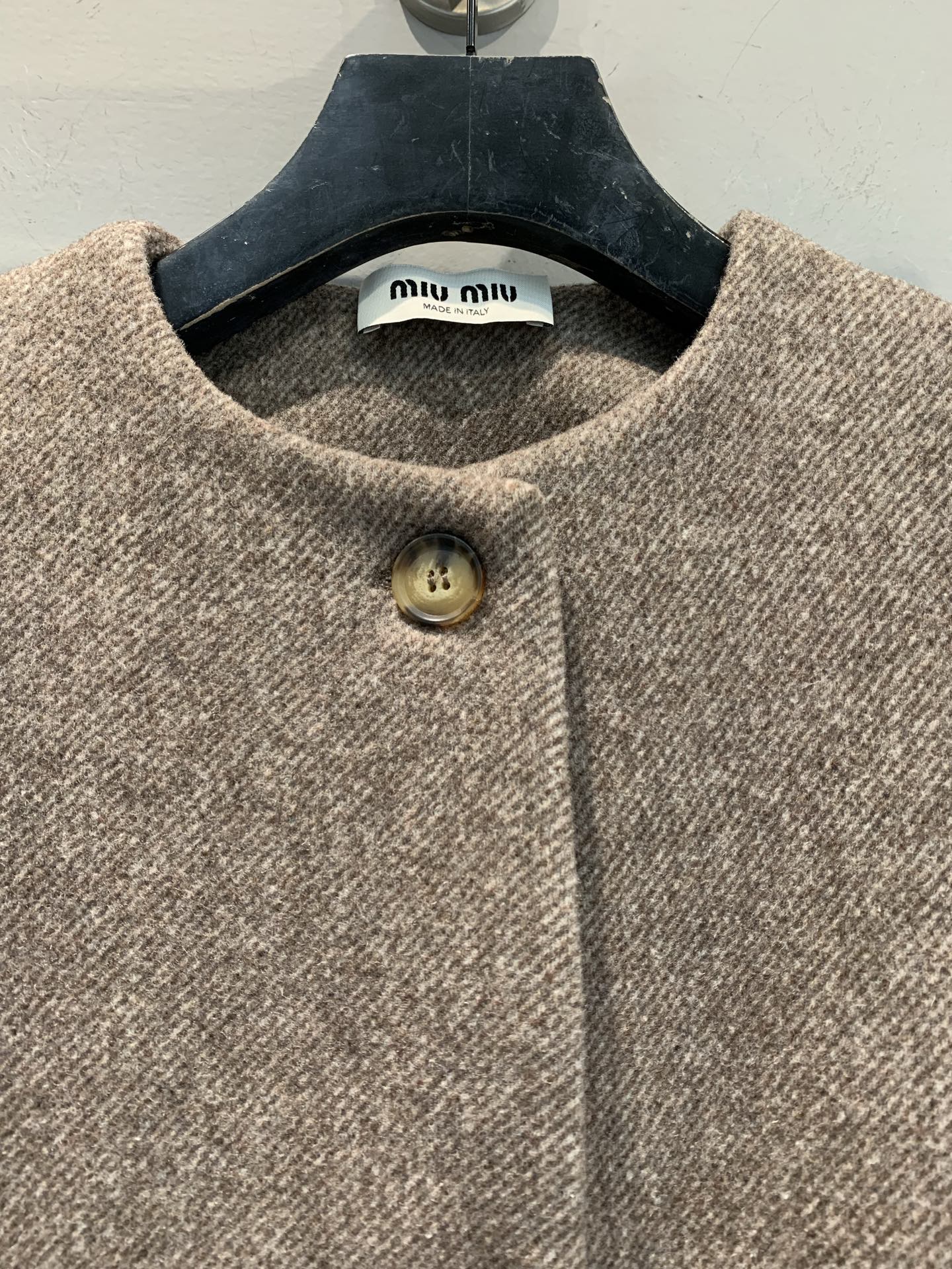 新款🔥出货啦📢 Miumi*2025秋冬新款复古时髦绵羊毛圆领大衣，复古风设计，绵羊毛材质轻便又保暖，秋