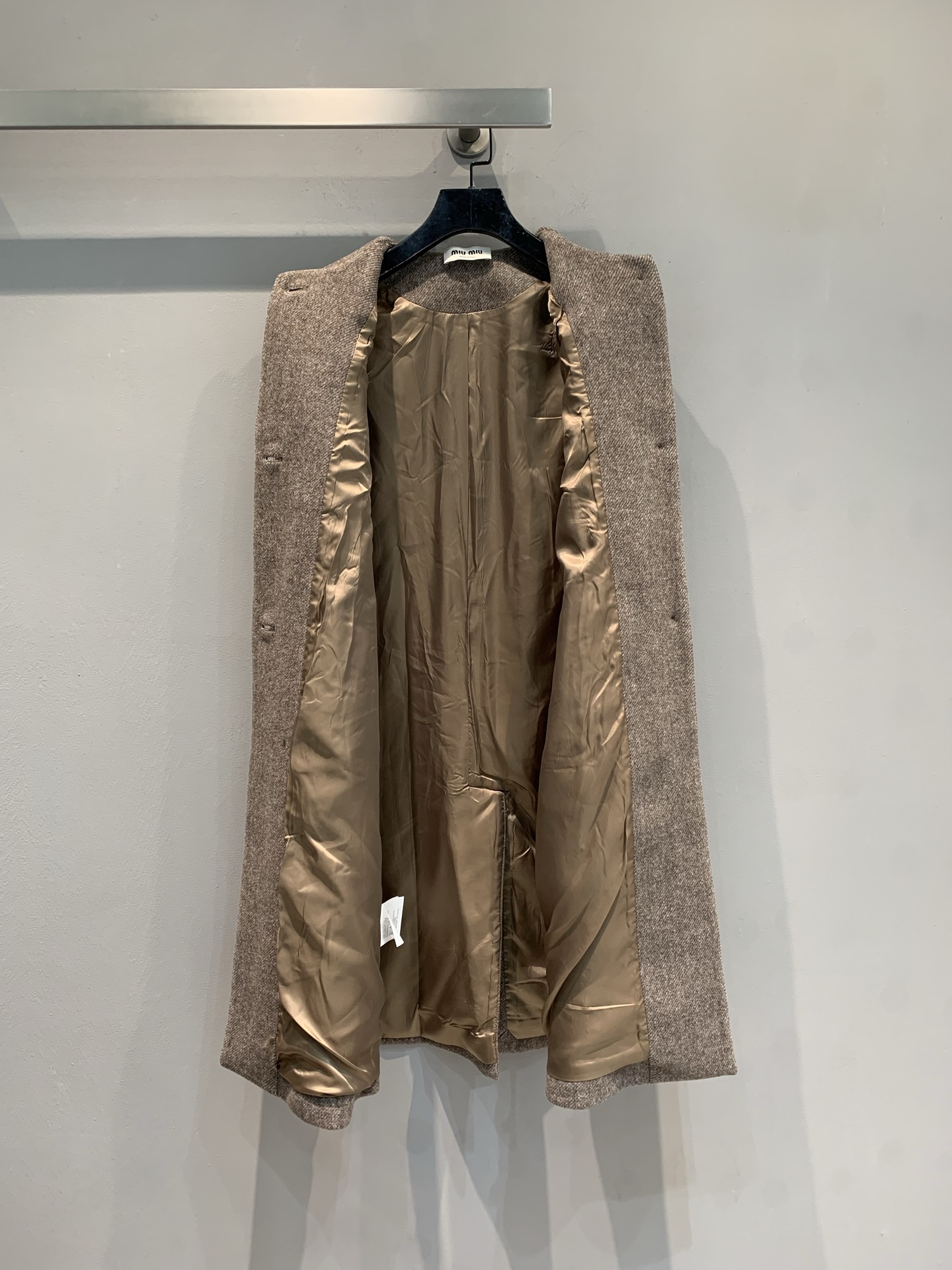 新款🔥出货啦📢 Miumi*2025秋冬新款复古时髦绵羊毛圆领大衣，复古风设计，绵羊毛材质轻便又保暖，秋