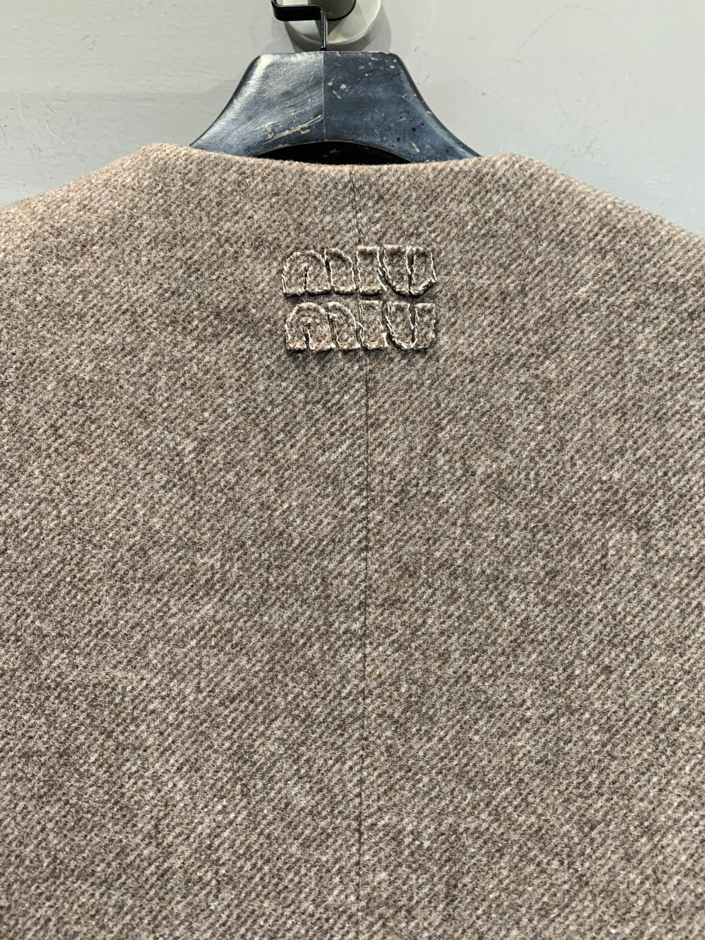 新款🔥出货啦📢 Miumi*2025秋冬新款复古时髦绵羊毛圆领大衣，复古风设计，绵羊毛材质轻便又保暖，秋