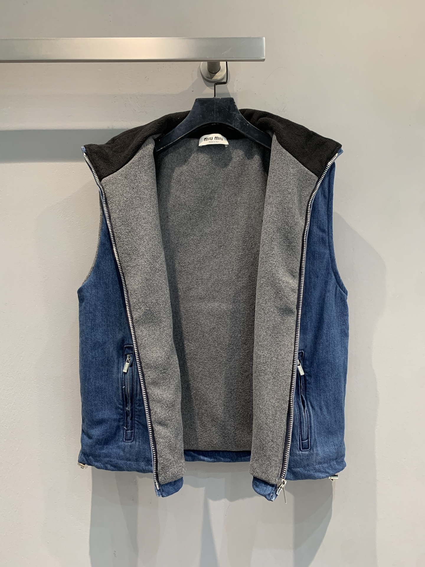 新款🔥出货啦📢 Miumi*2025秋冬新款学院风牛仔摇粒绒马甲，外层丹宁牛仔布+内里摇粒绒，保暖又舒适