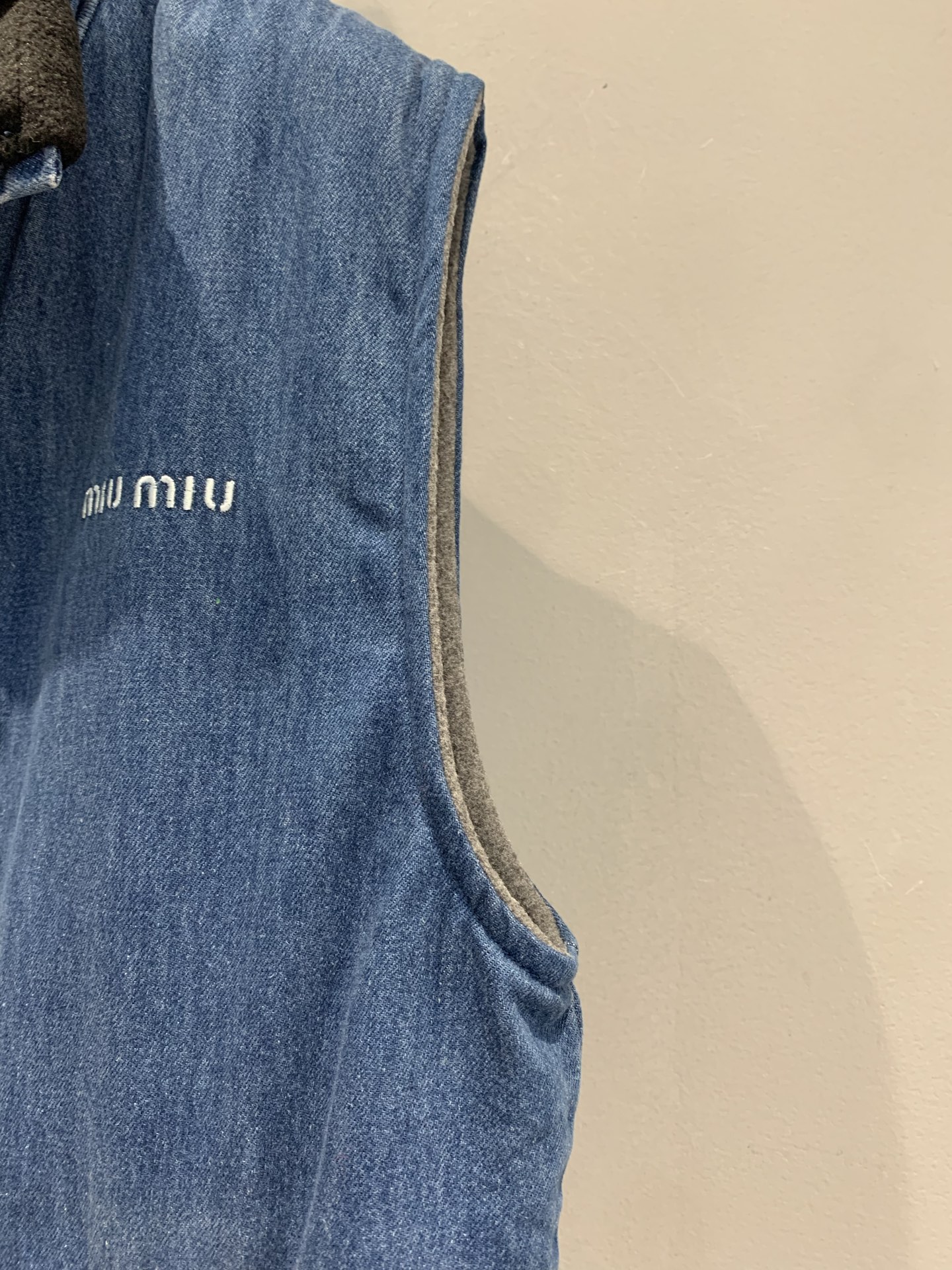 新款🔥出货啦📢 Miumi*2025秋冬新款学院风牛仔摇粒绒马甲，外层丹宁牛仔布+内里摇粒绒，保暖又舒适