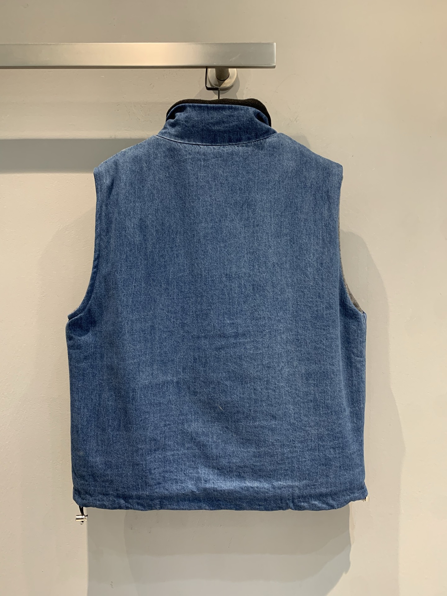 新款🔥出货啦📢 Miumi*2025秋冬新款学院风牛仔摇粒绒马甲，外层丹宁牛仔布+内里摇粒绒，保暖又舒适