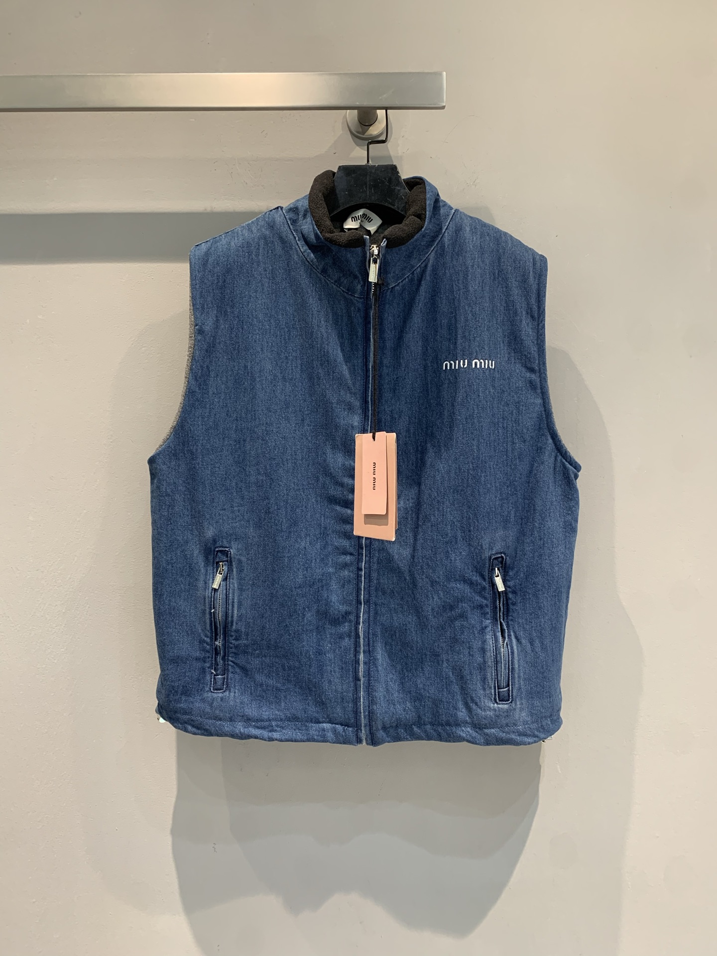 新款🔥出货啦📢 Miumi*2025秋冬新款学院风牛仔摇粒绒马甲，外层丹宁牛仔布+内里摇粒绒，保暖又舒适