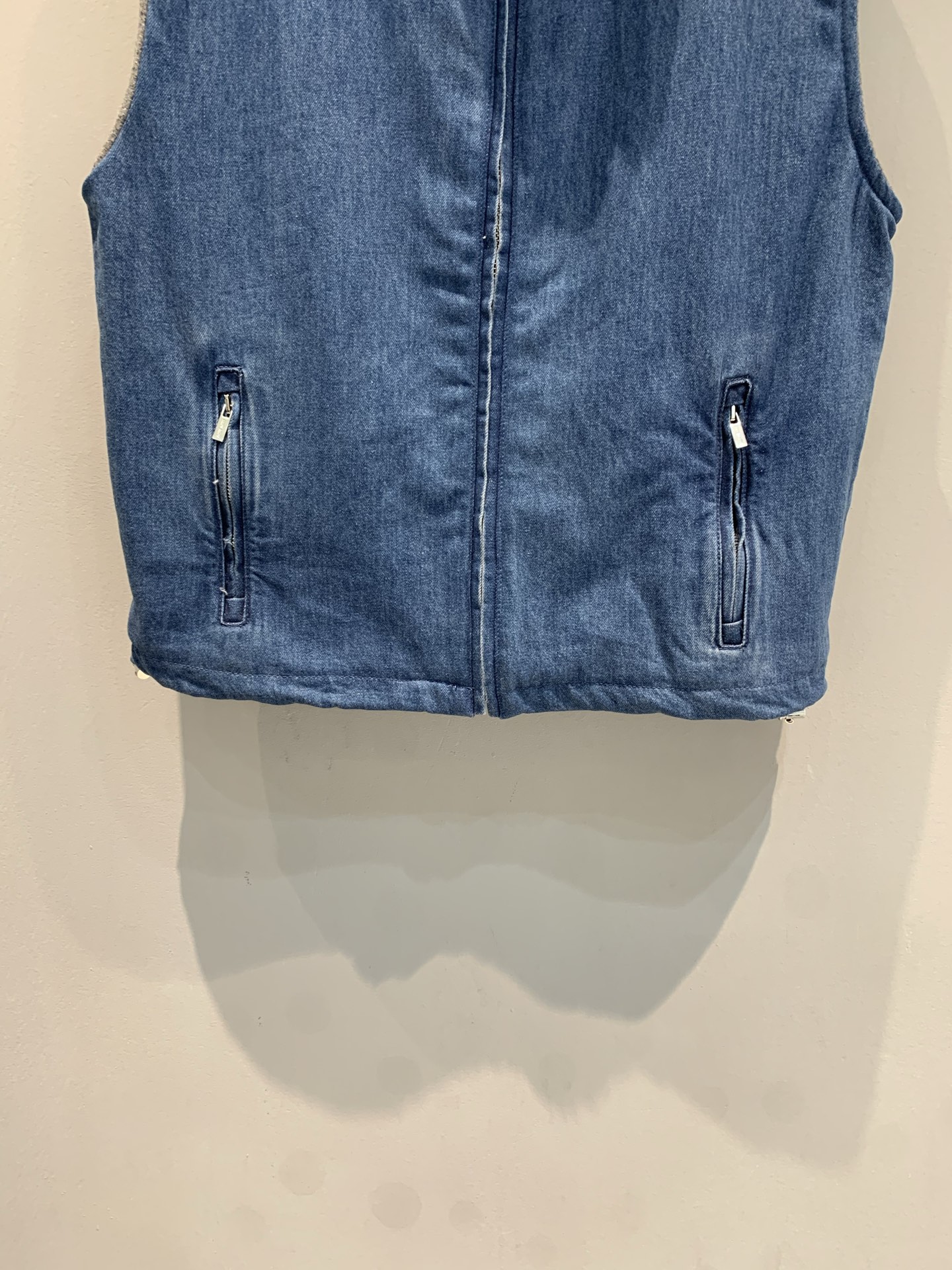 新款🔥出货啦📢 Miumi*2025秋冬新款学院风牛仔摇粒绒马甲，外层丹宁牛仔布+内里摇粒绒，保暖又舒适