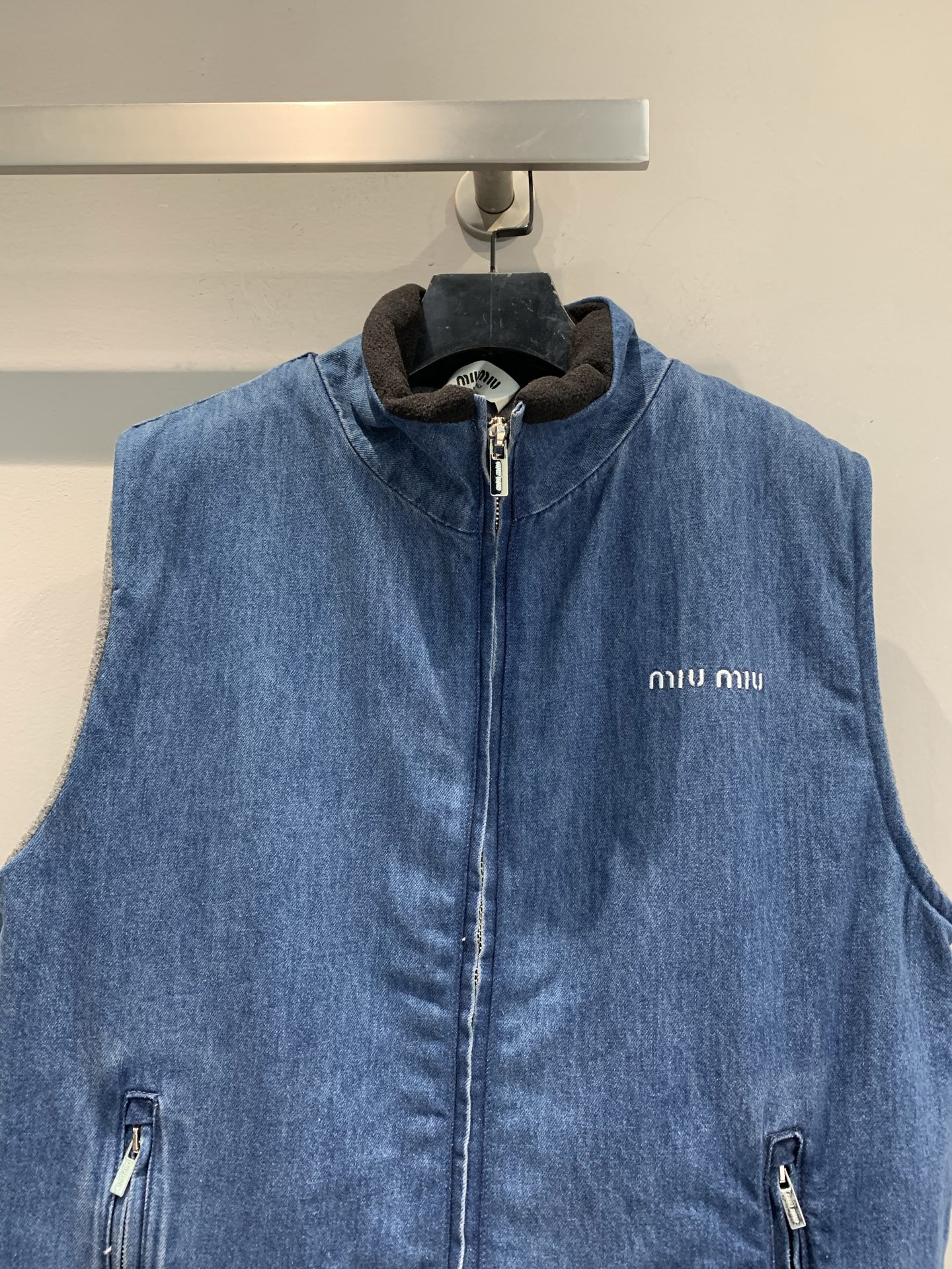 新款🔥出货啦📢 Miumi*2025秋冬新款学院风牛仔摇粒绒马甲，外层丹宁牛仔布+内里摇粒绒，保暖又舒适