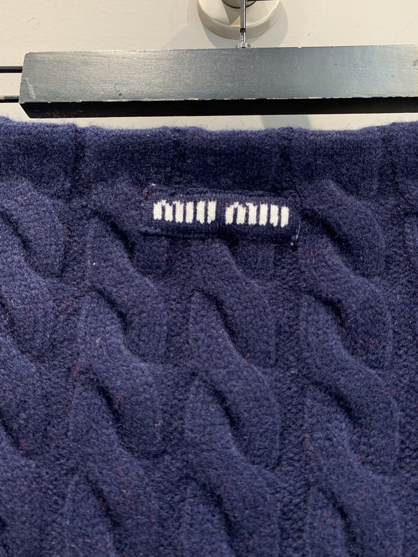 新款🔥出货啦📢 大货实拍 Miumi*2025秋冬新款麻花纹羊毛针织抹胸，柔软绵羊毛针织材质+经典麻花纹