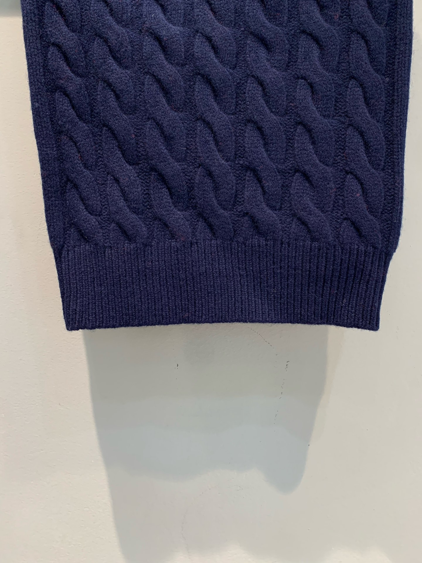 新款🔥出货啦📢 大货实拍 Miumi*2025秋冬新款麻花纹羊毛针织抹胸，柔软绵羊毛针织材质+经典麻花纹