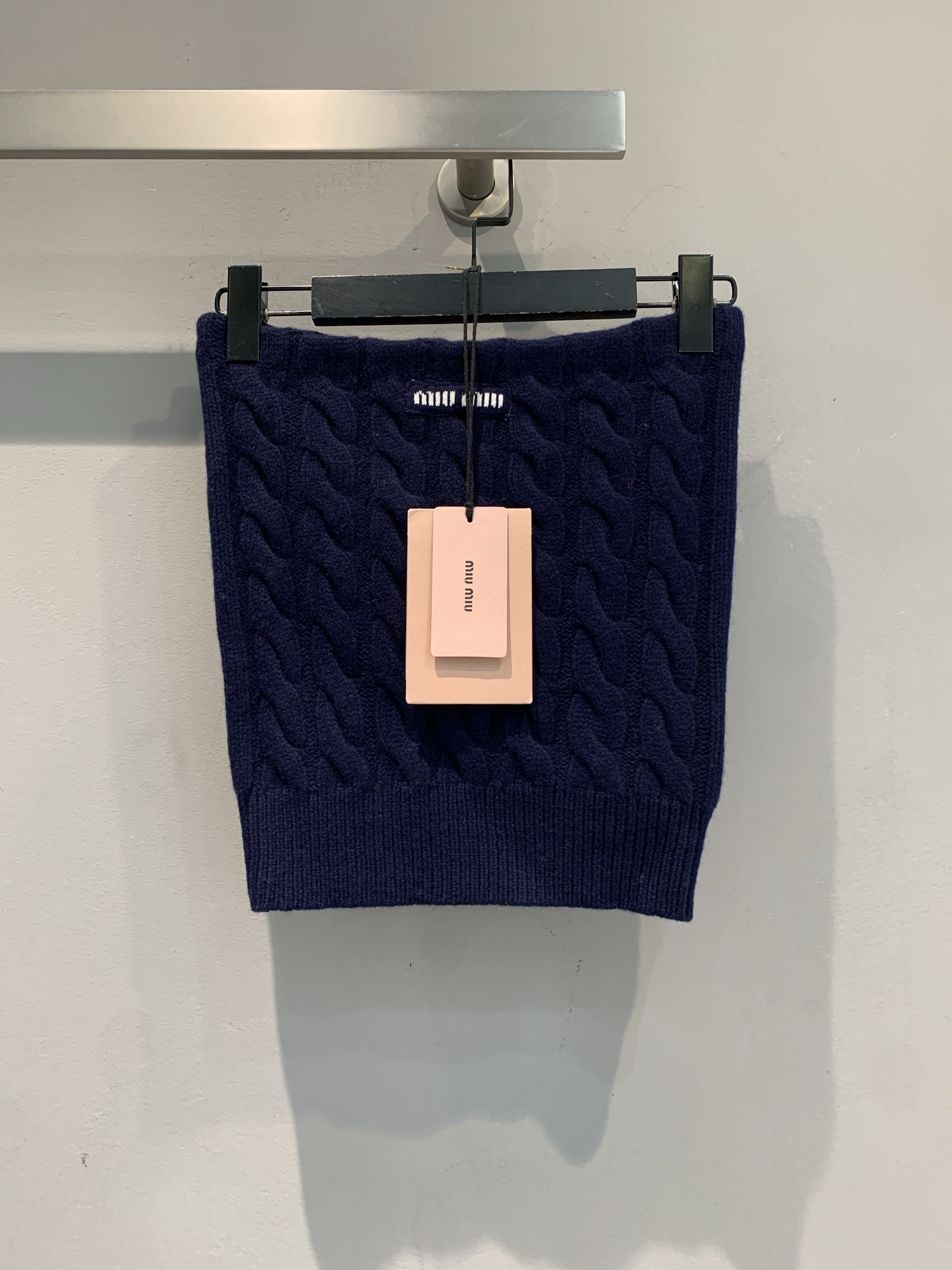 新款🔥出货啦📢 大货实拍 Miumi*2025秋冬新款麻花纹羊毛针织抹胸，柔软绵羊毛针织材质+经典麻花纹