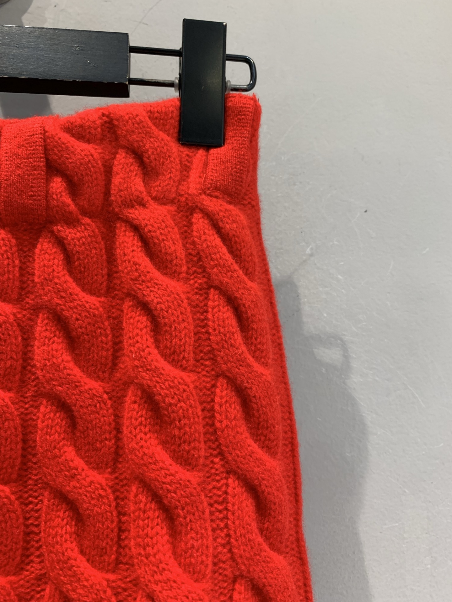 新款🔥出货啦📢 大货实拍 Miumi*2025秋冬新款绞花羊毛针织短裙，100%绵羊毛材质，柔软又保暖，