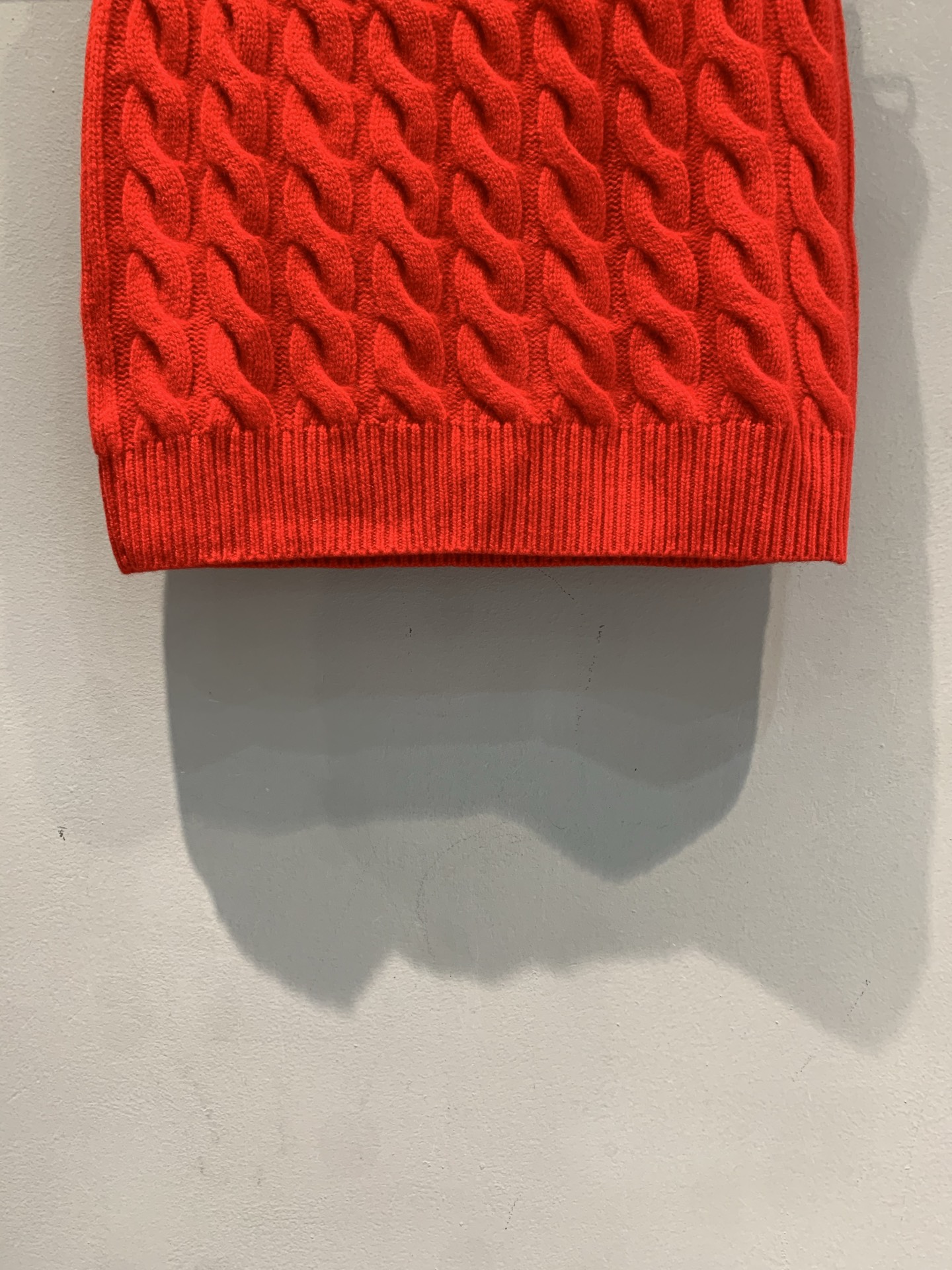 新款🔥出货啦📢 大货实拍 Miumi*2025秋冬新款绞花羊毛针织短裙，100%绵羊毛材质，柔软又保暖，