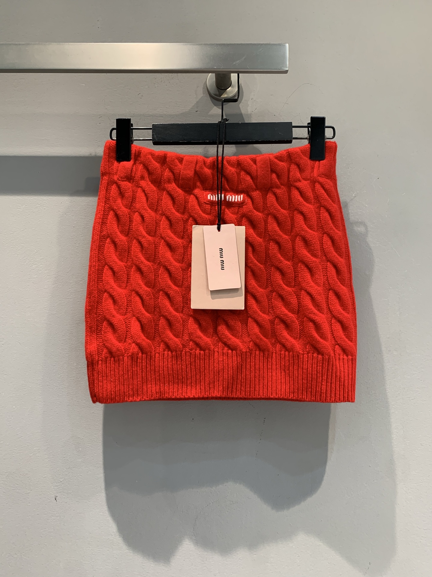 新款🔥出货啦📢 大货实拍 Miumi*2025秋冬新款绞花羊毛针织短裙，100%绵羊毛材质，柔软又保暖，