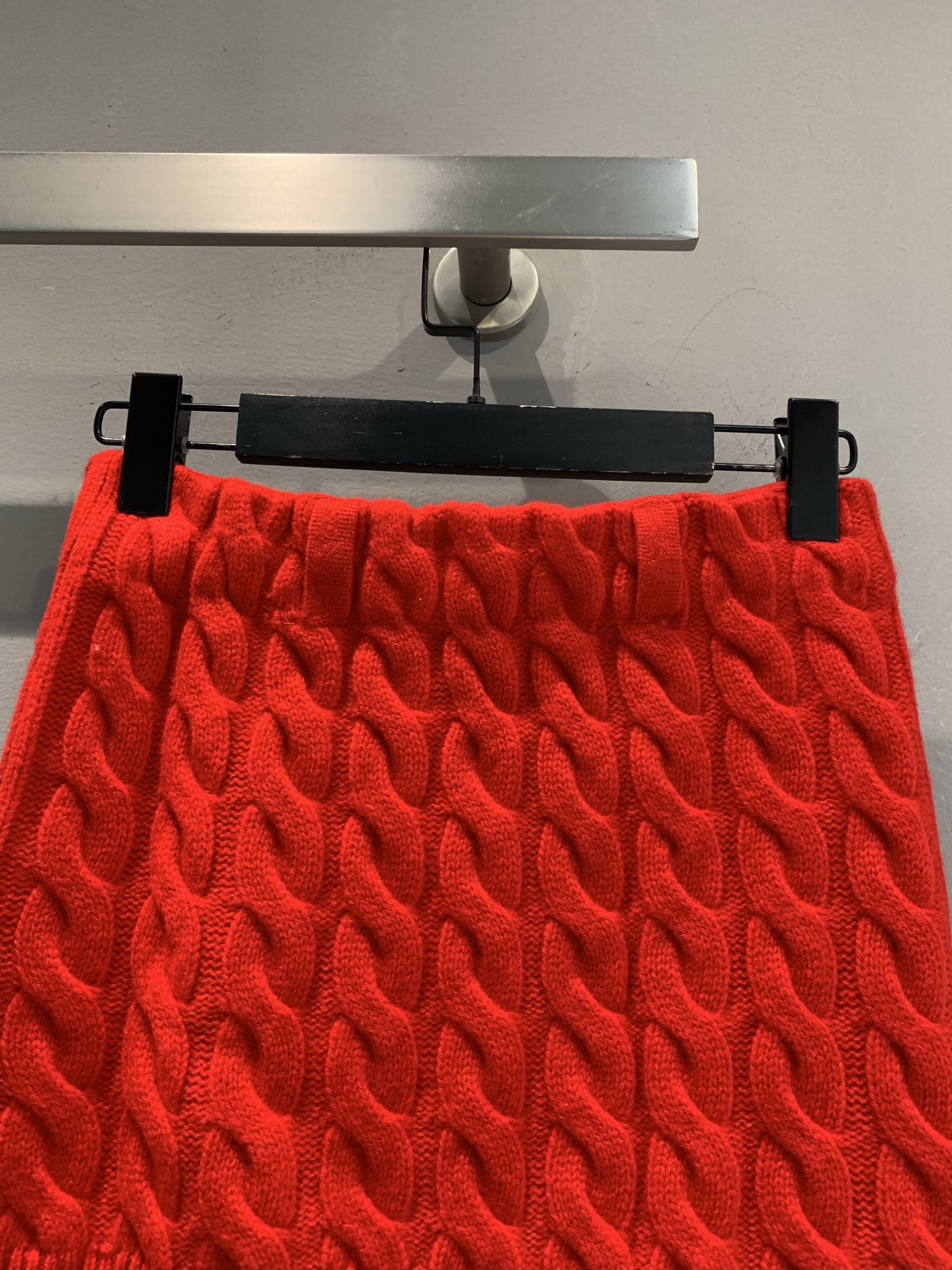 新款🔥出货啦📢 大货实拍 Miumi*2025秋冬新款绞花羊毛针织短裙，100%绵羊毛材质，柔软又保暖，