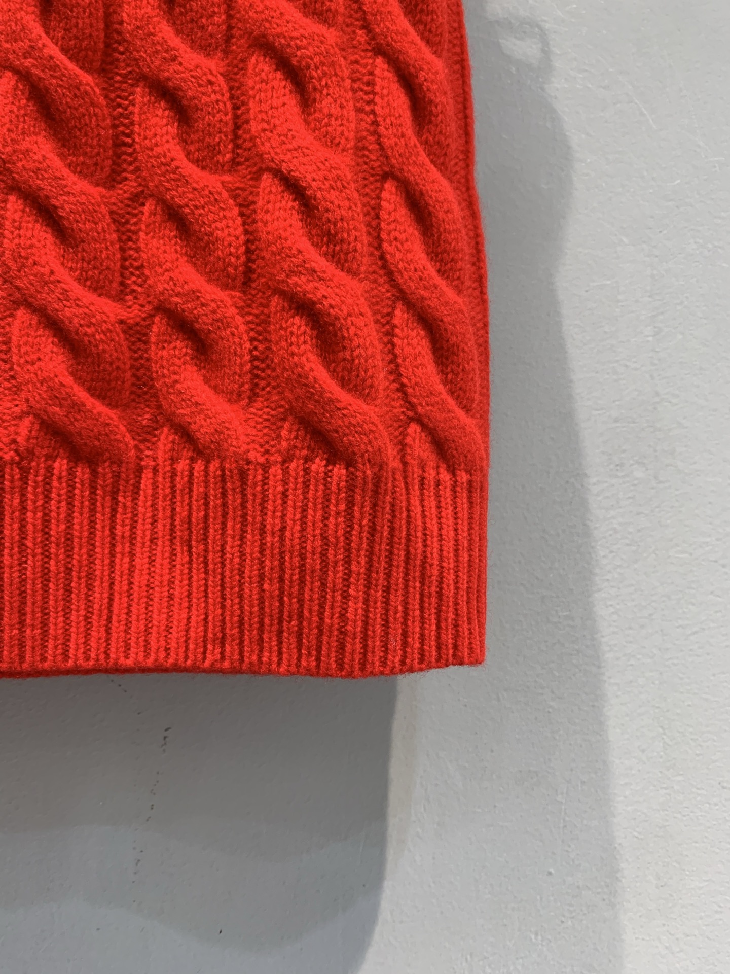 新款🔥出货啦📢 大货实拍 Miumi*2025秋冬新款绞花羊毛针织短裙，100%绵羊毛材质，柔软又保暖，