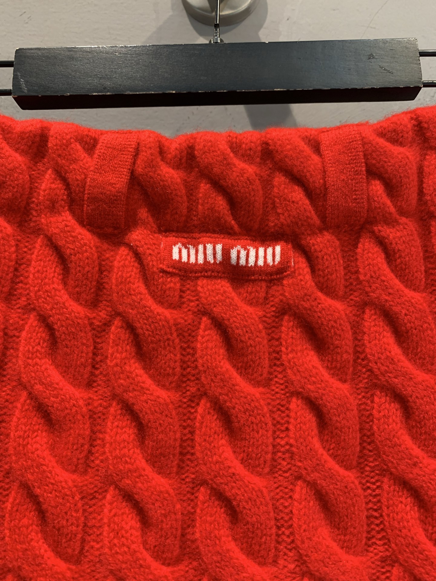 新款🔥出货啦📢 大货实拍 Miumi*2025秋冬新款绞花羊毛针织短裙，100%绵羊毛材质，柔软又保暖，