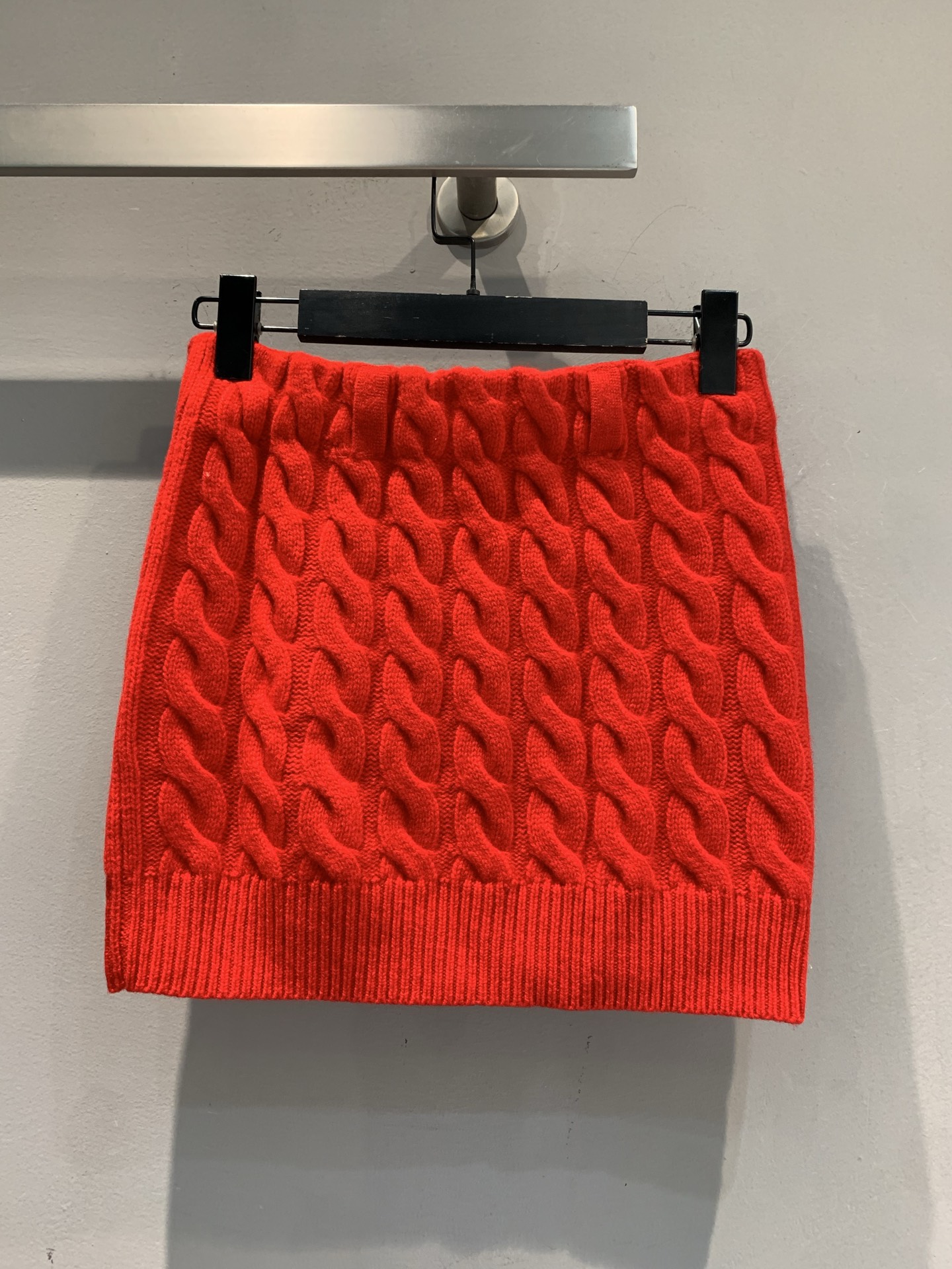 新款🔥出货啦📢 大货实拍 Miumi*2025秋冬新款绞花羊毛针织短裙，100%绵羊毛材质，柔软又保暖，