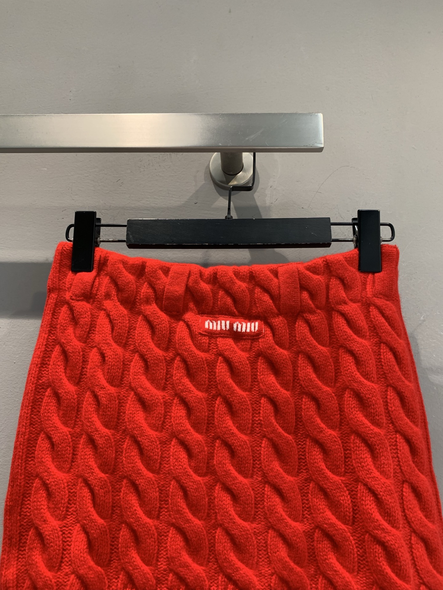 新款🔥出货啦📢 大货实拍 Miumi*2025秋冬新款绞花羊毛针织短裙，100%绵羊毛材质，柔软又保暖，