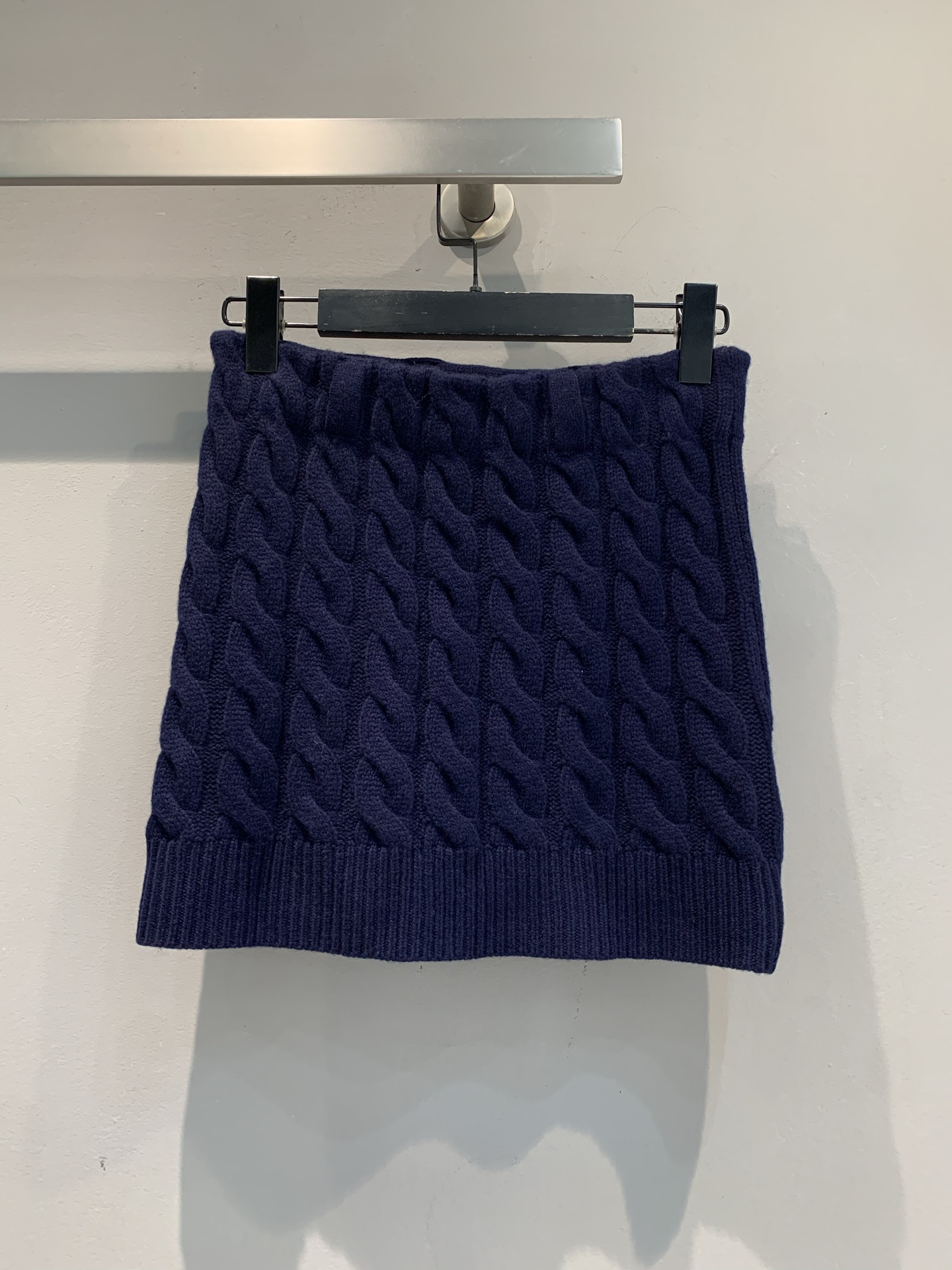 新款🔥出货啦📢 大货实拍 Miumi*2025秋冬新款绞花羊毛针织短裙，100%绵羊毛材质，柔软又保暖，