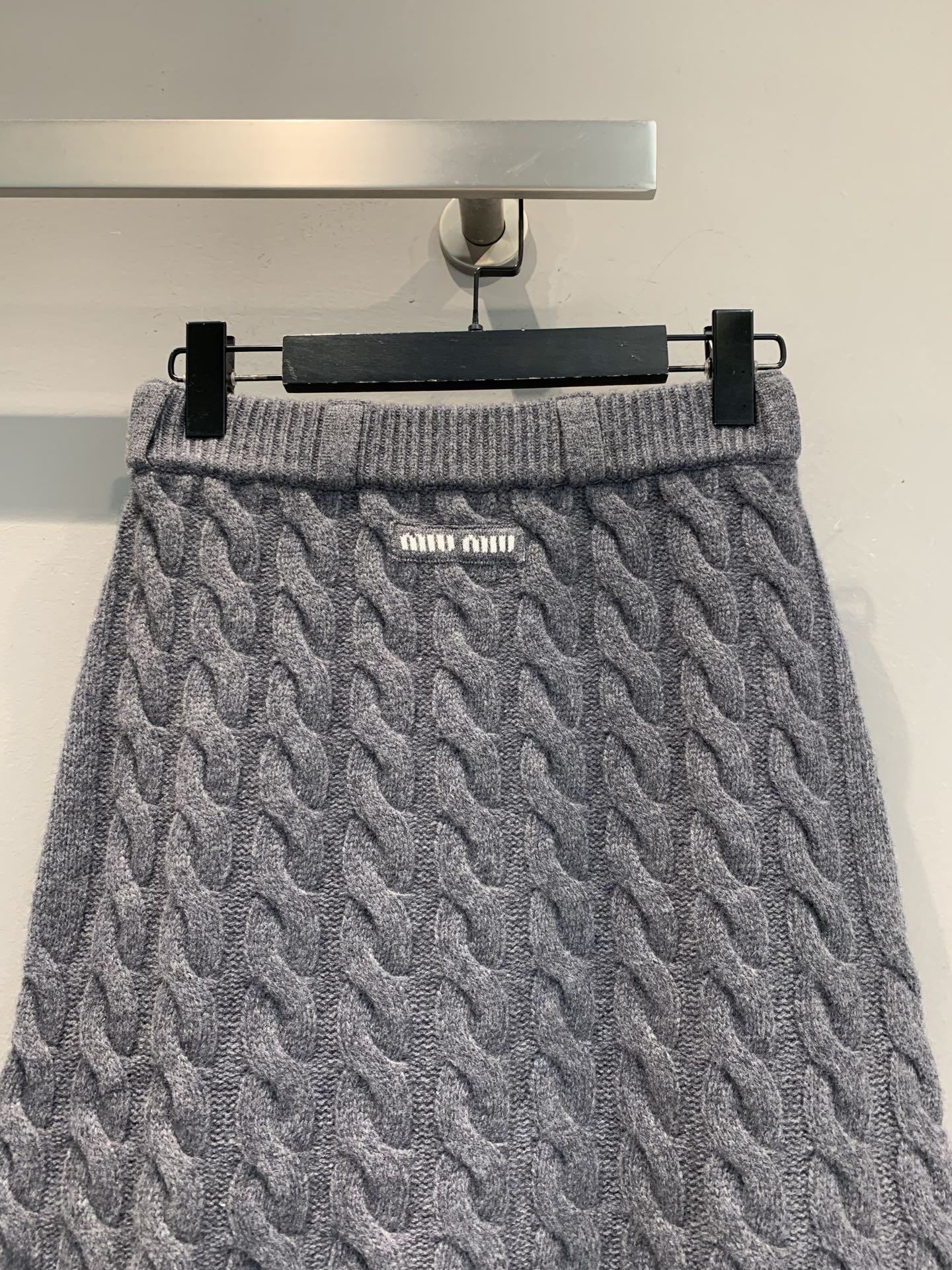 新款🔥出货啦📢 大货实拍 Miumi*2025秋冬新款麻花纹羊毛针织短裙，经典麻花纹理，简约又精致! 绵