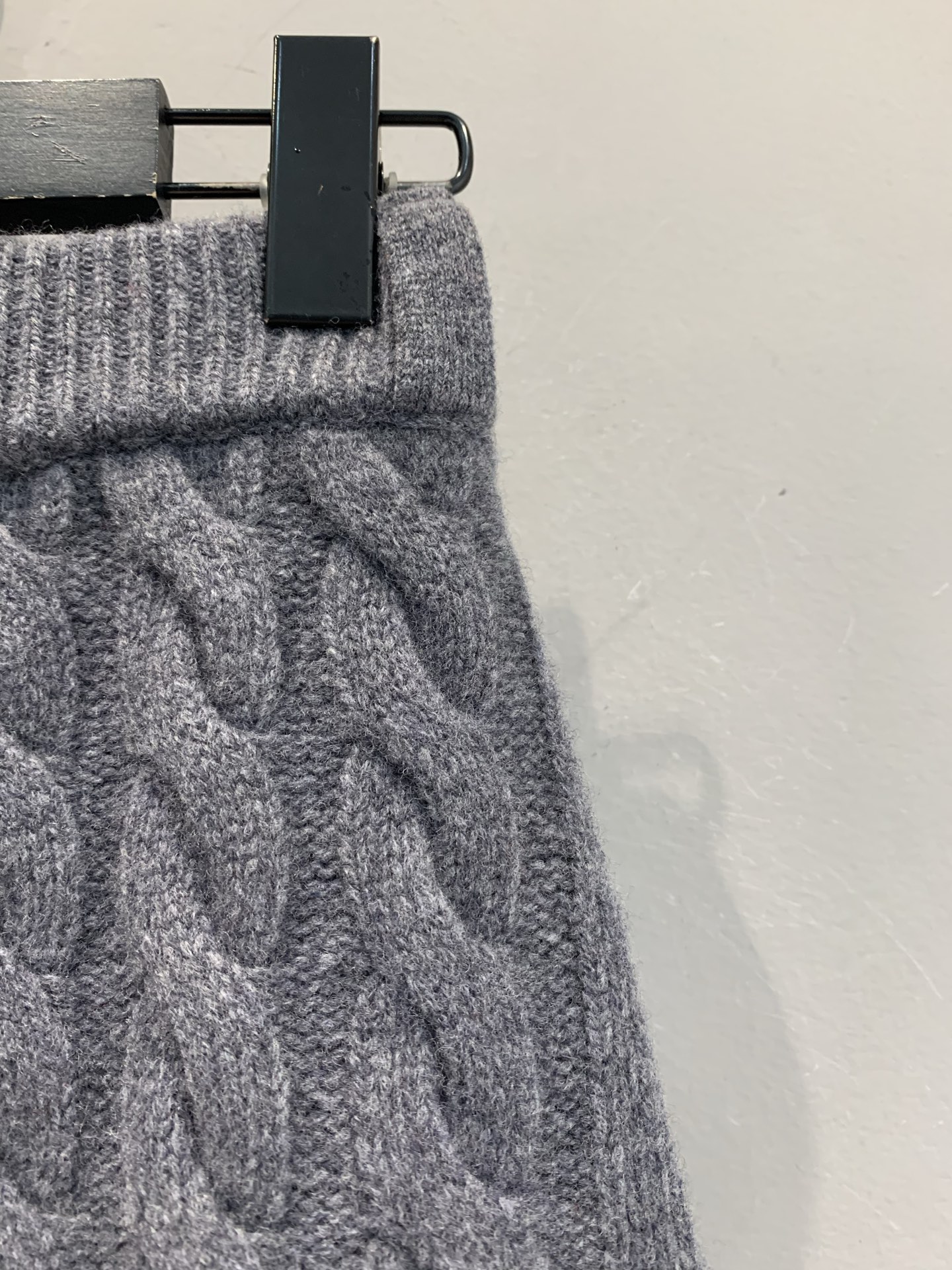 新款🔥出货啦📢 大货实拍 Miumi*2025秋冬新款麻花纹羊毛针织短裙，经典麻花纹理，简约又精致! 绵