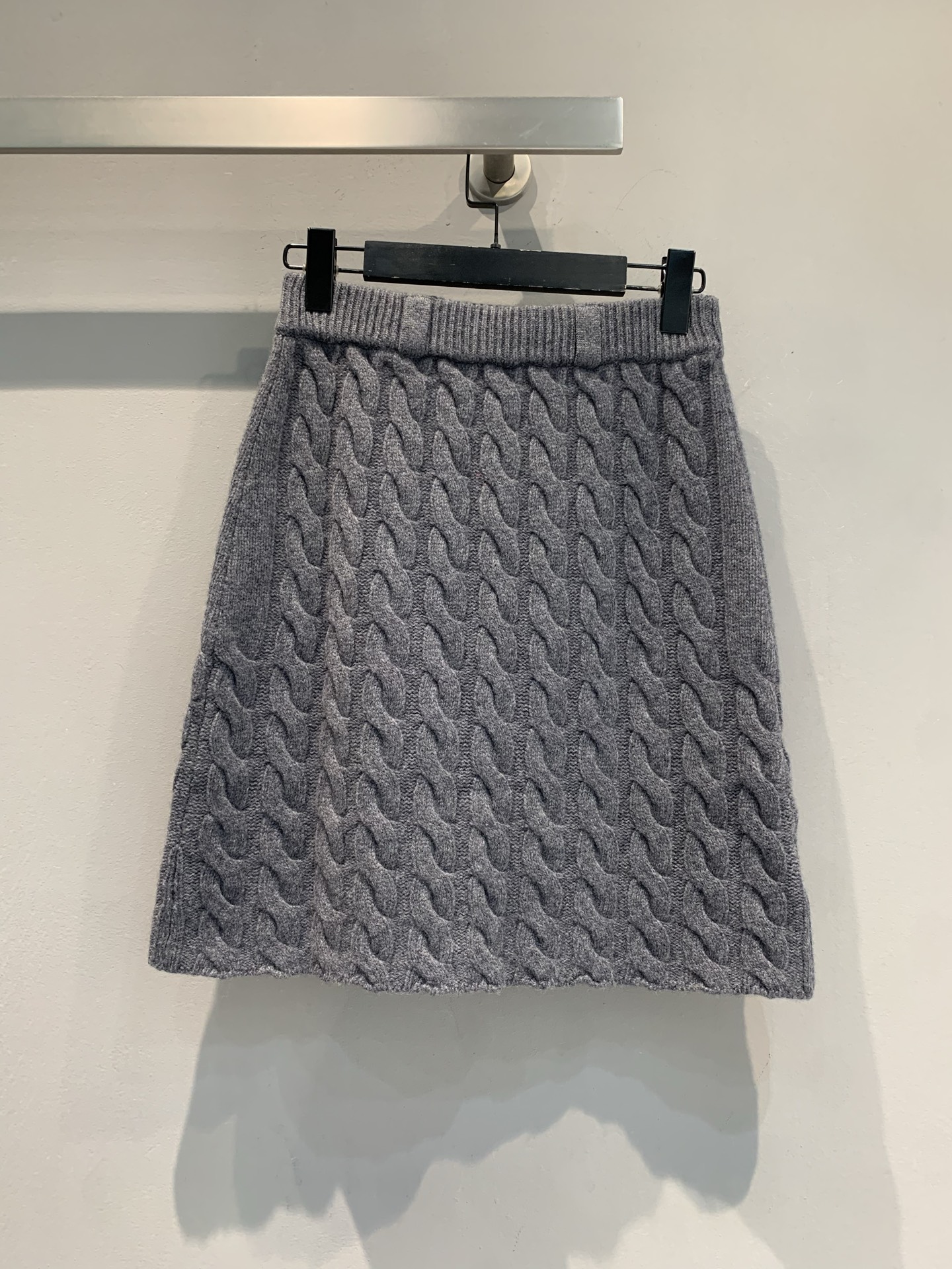 新款🔥出货啦📢 大货实拍 Miumi*2025秋冬新款麻花纹羊毛针织短裙，经典麻花纹理，简约又精致! 绵