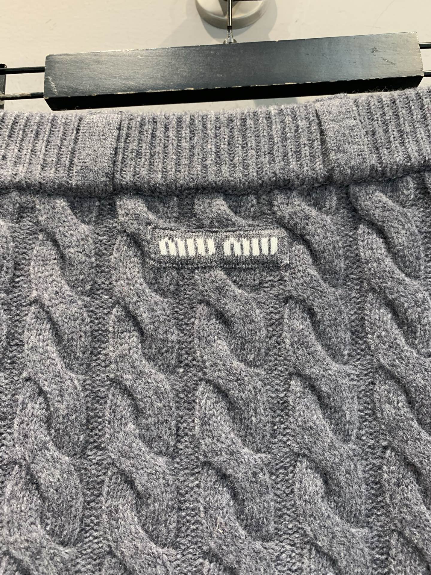 新款🔥出货啦📢 大货实拍 Miumi*2025秋冬新款麻花纹羊毛针织短裙，经典麻花纹理，简约又精致! 绵