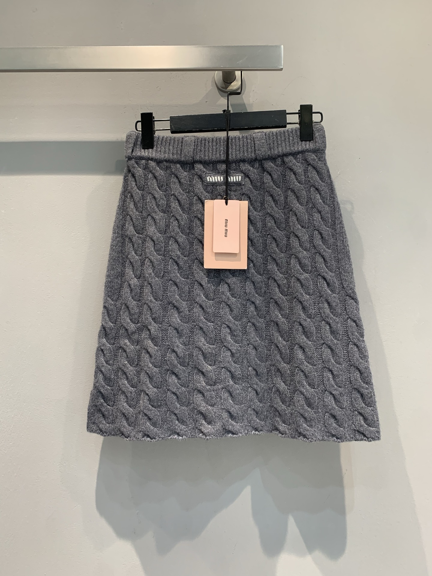 新款🔥出货啦📢 大货实拍 Miumi*2025秋冬新款麻花纹羊毛针织短裙，经典麻花纹理，简约又精致! 绵