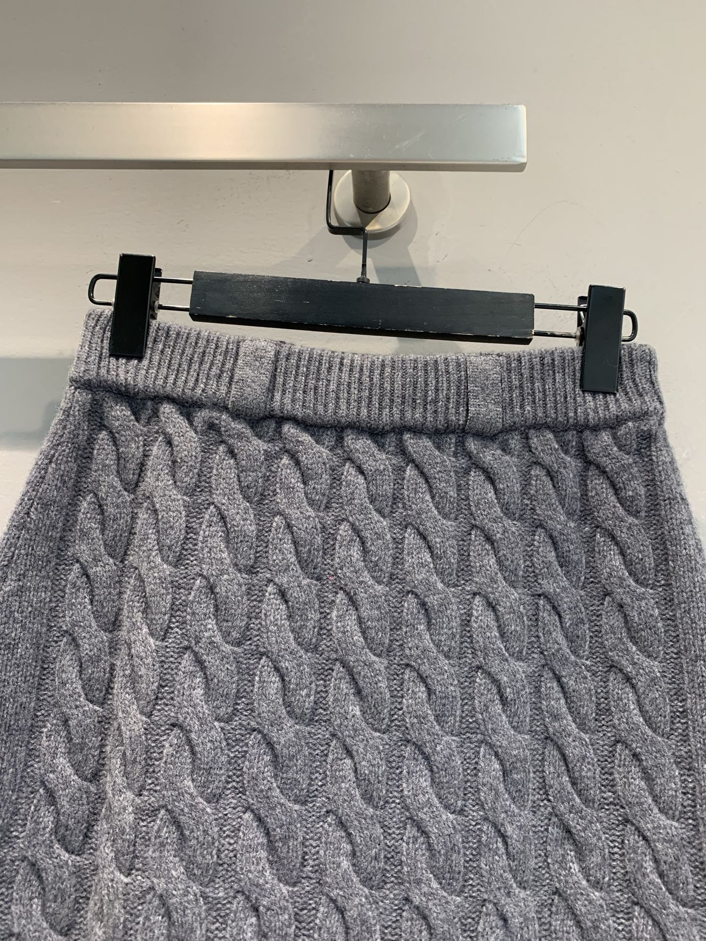 新款🔥出货啦📢 大货实拍 Miumi*2025秋冬新款麻花纹羊毛针织短裙，经典麻花纹理，简约又精致! 绵