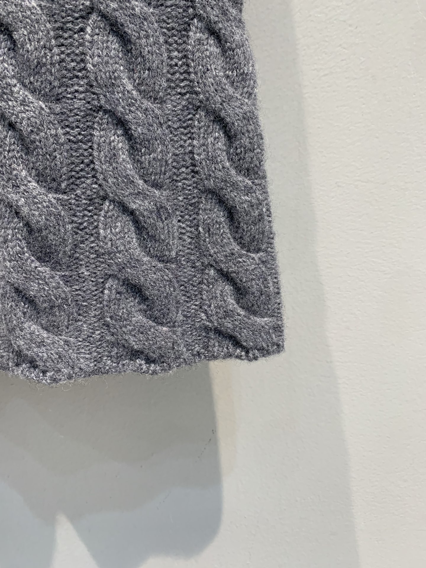 新款🔥出货啦📢 大货实拍 Miumi*2025秋冬新款麻花纹羊毛针织短裙，经典麻花纹理，简约又精致! 绵