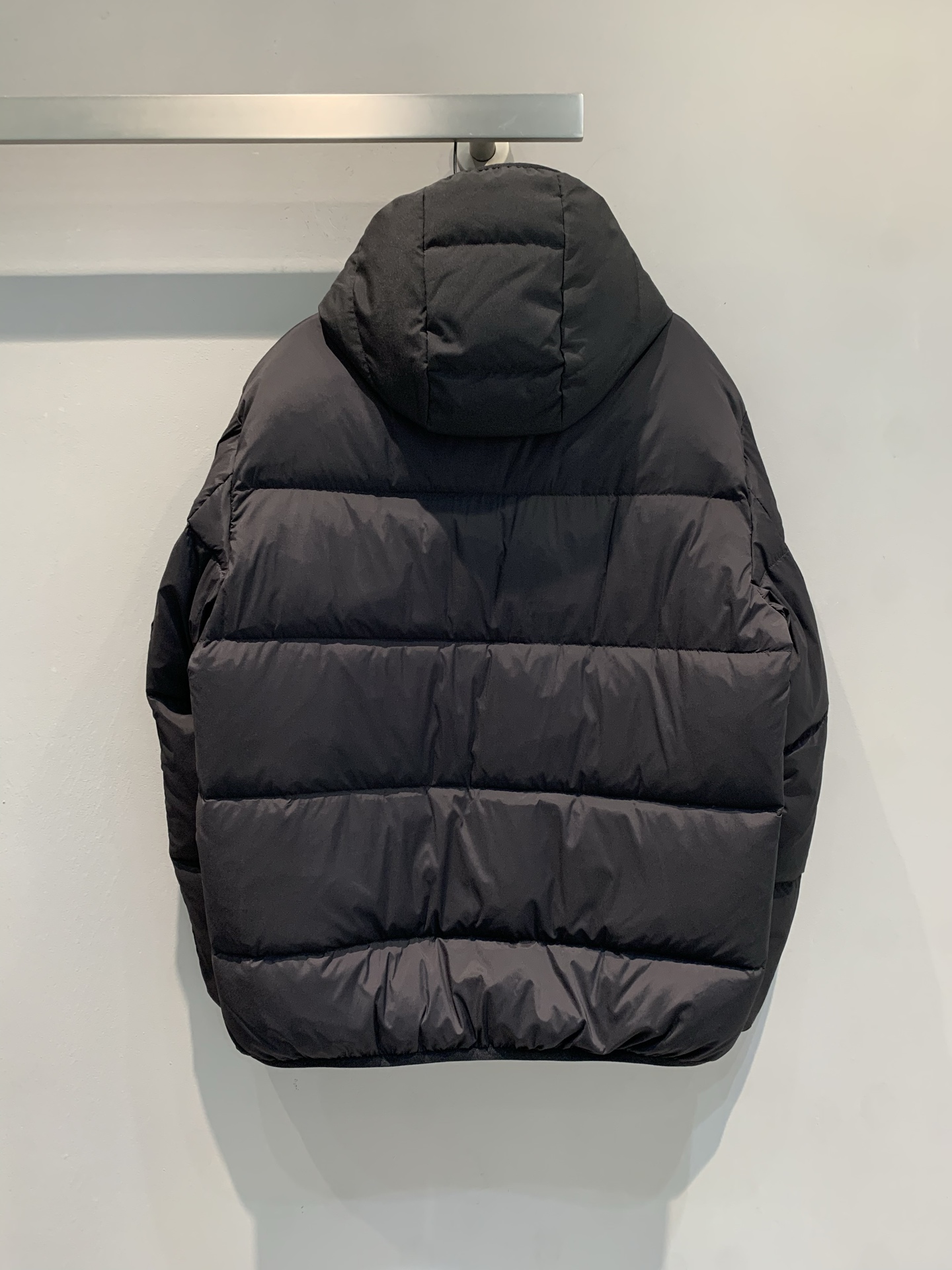 新款🔥出货啦📢 大货实拍 Moncle*2025秋冬新款男款黑标羽绒服，采用高品质鹅绒填充，保暖力满分!