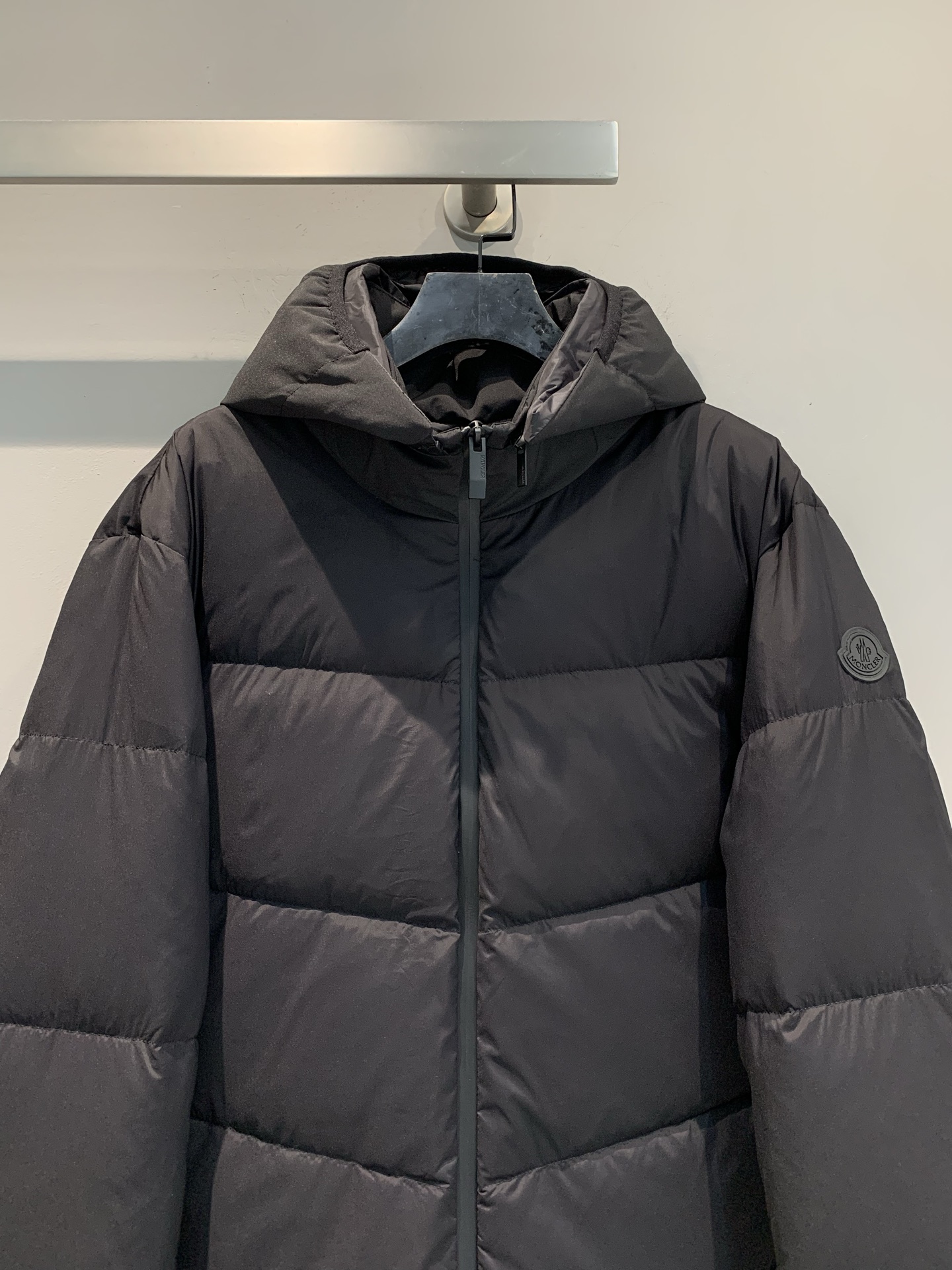 新款🔥出货啦📢 大货实拍 Moncle*2025秋冬新款男款黑标羽绒服，采用高品质鹅绒填充，保暖力满分!