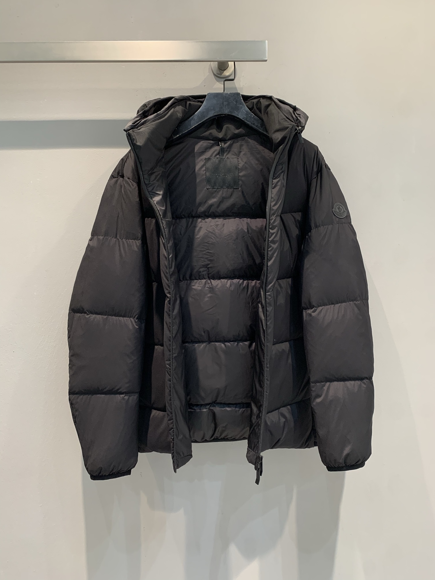 新款🔥出货啦📢 大货实拍 Moncle*2025秋冬新款男款黑标羽绒服，采用高品质鹅绒填充，保暖力满分!