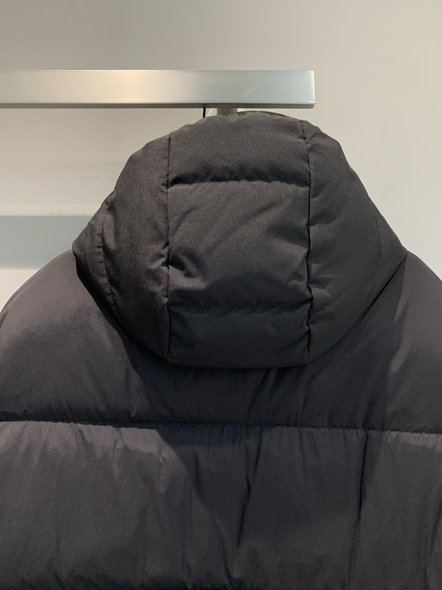 新款🔥出货啦📢 大货实拍 Moncle*2025秋冬新款男款黑标羽绒服，采用高品质鹅绒填充，保暖力满分!