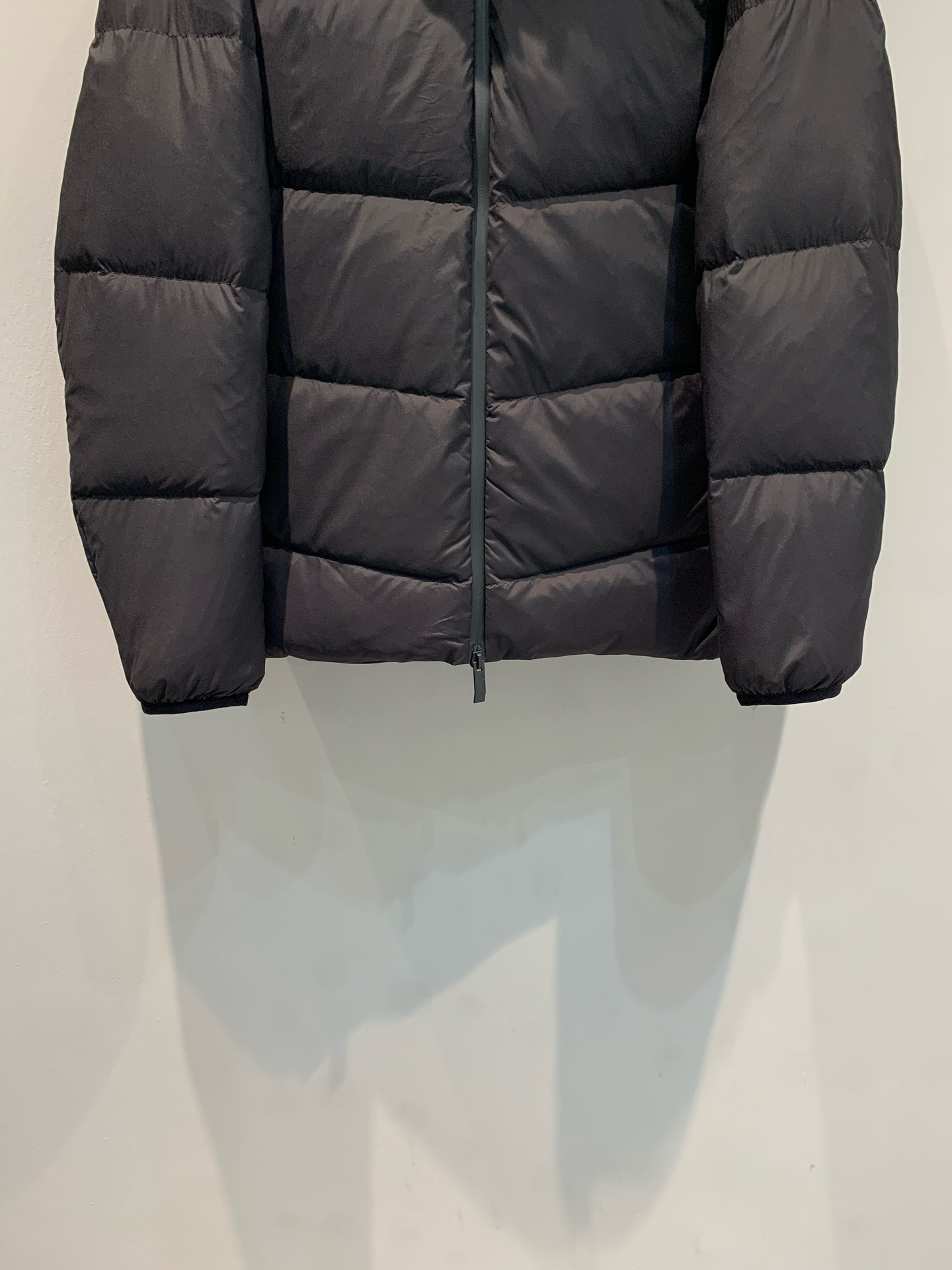 新款🔥出货啦📢 大货实拍 Moncle*2025秋冬新款男款黑标羽绒服，采用高品质鹅绒填充，保暖力满分!